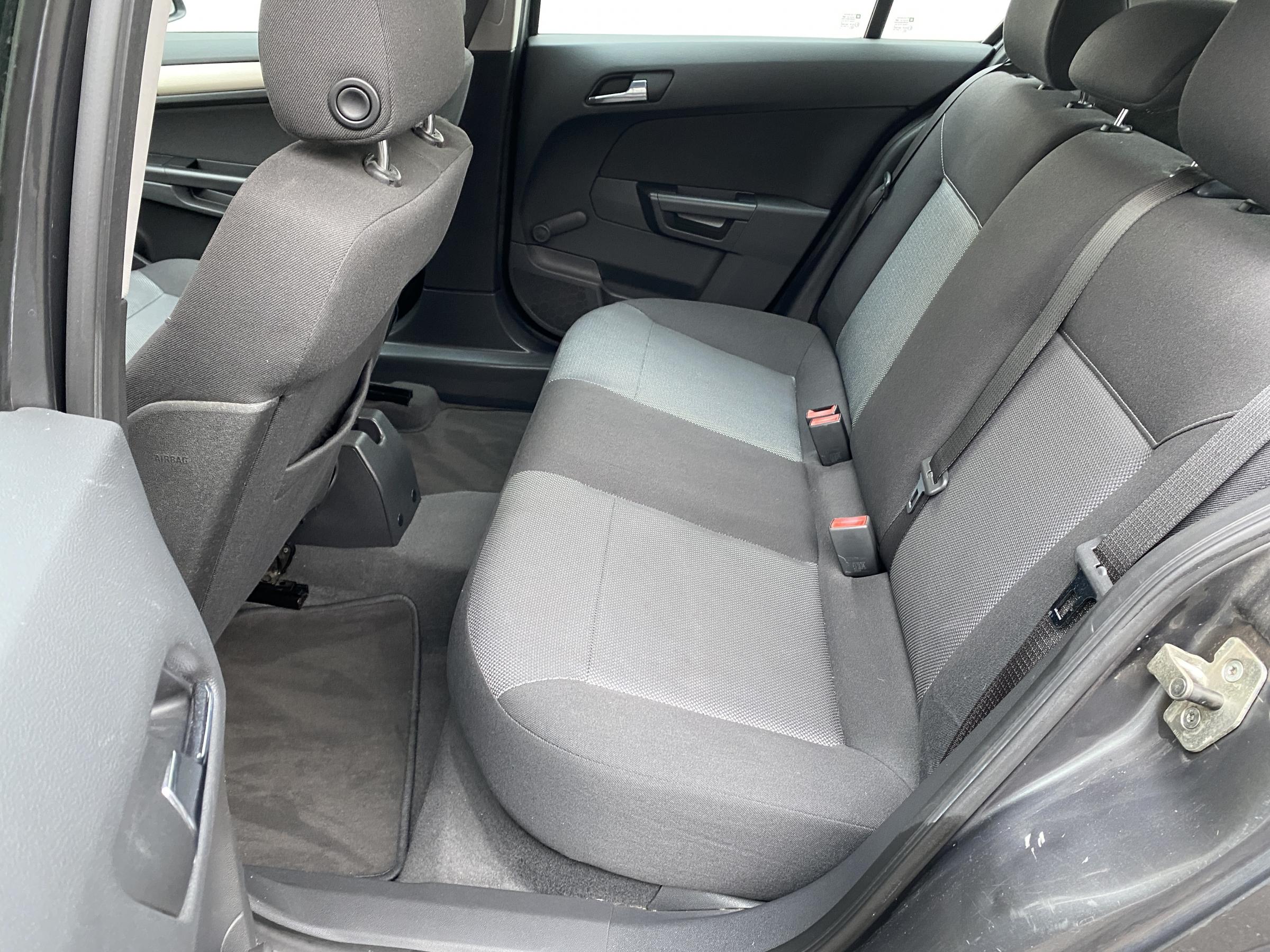 Opel Astra, 2009 - pohled č. 10