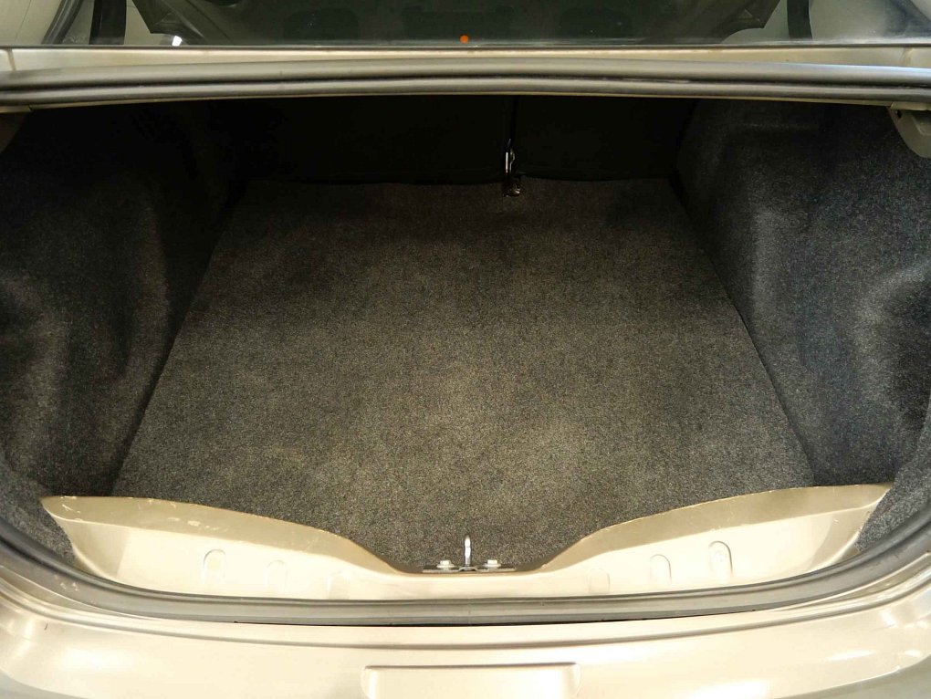 Peugeot 301 1.6i 