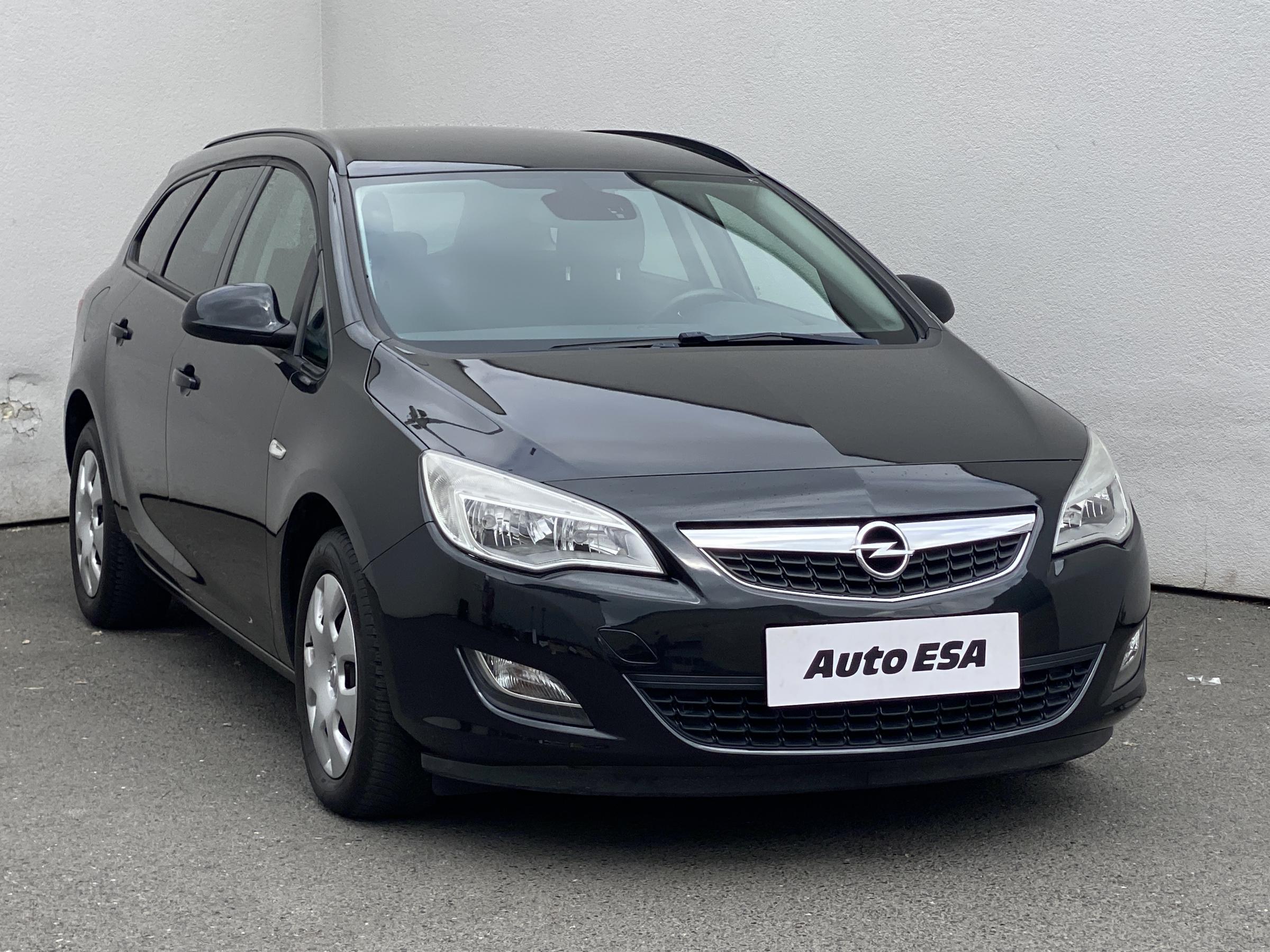 Opel Astra, 2012 - celkový pohled