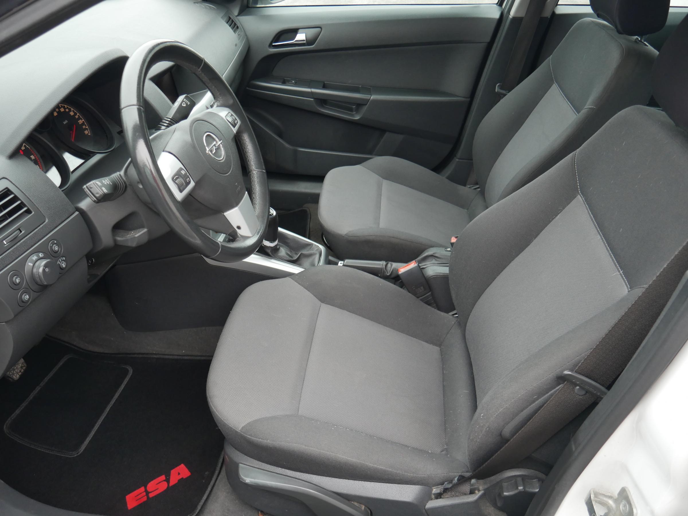 Opel Astra, 2012 - pohled č. 9