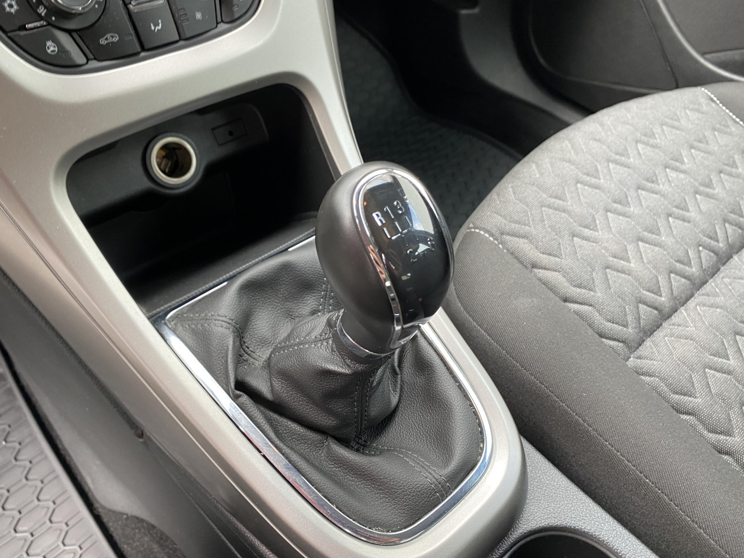 Opel Astra, 2013 - pohled č. 16