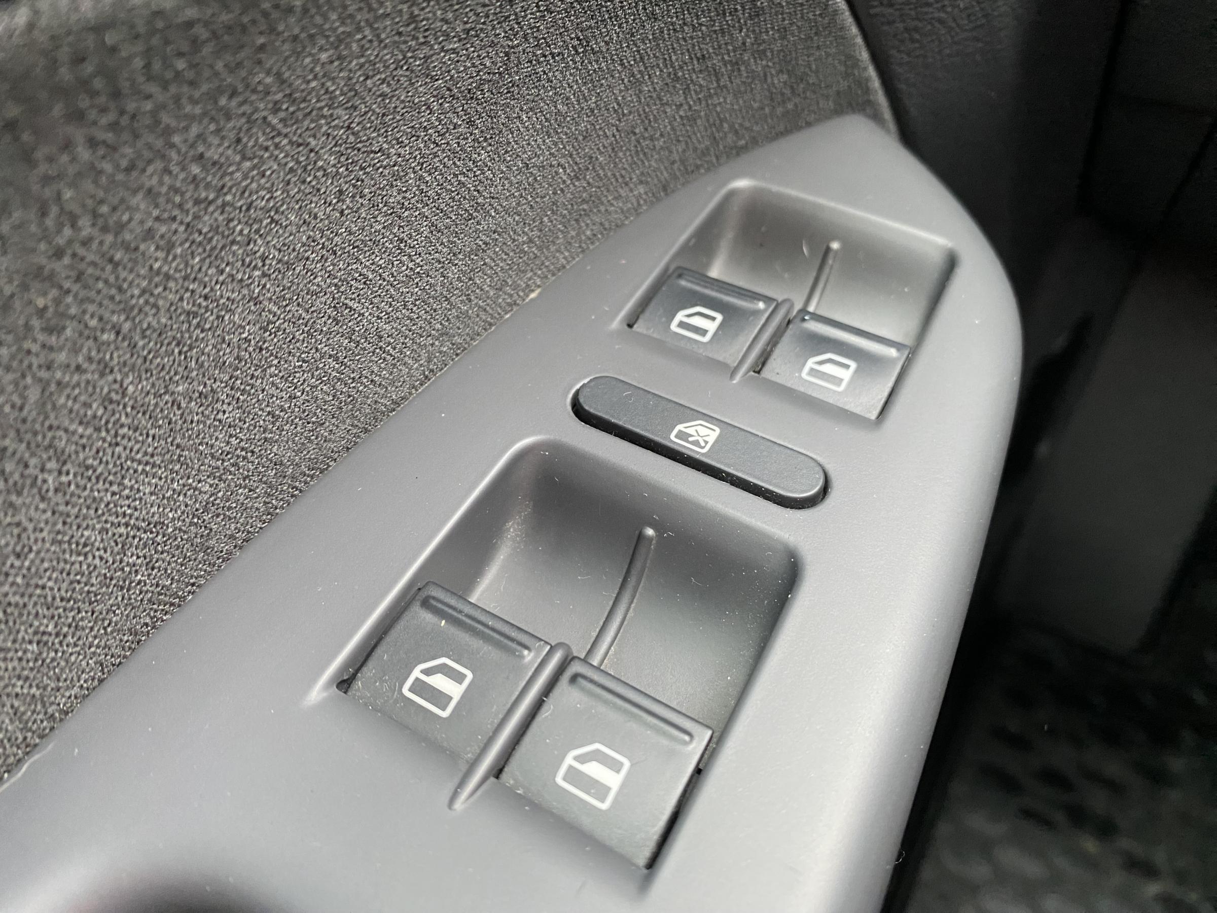 Volkswagen Touran, 2009 - pohled č. 13