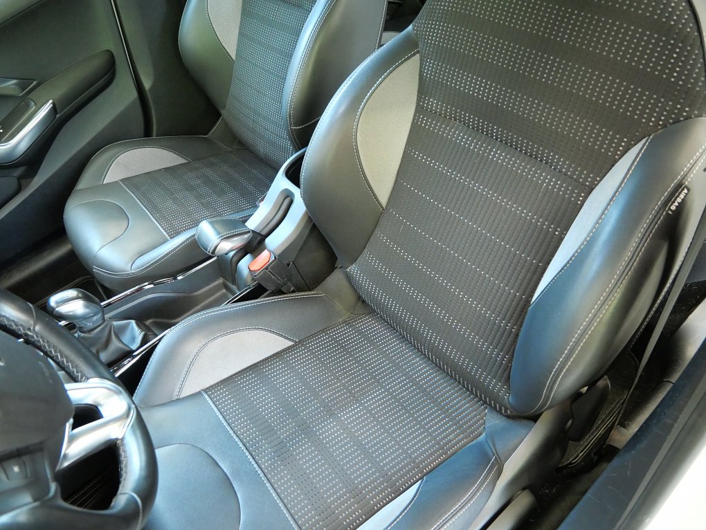 Peugeot 2008 1.2 i 
