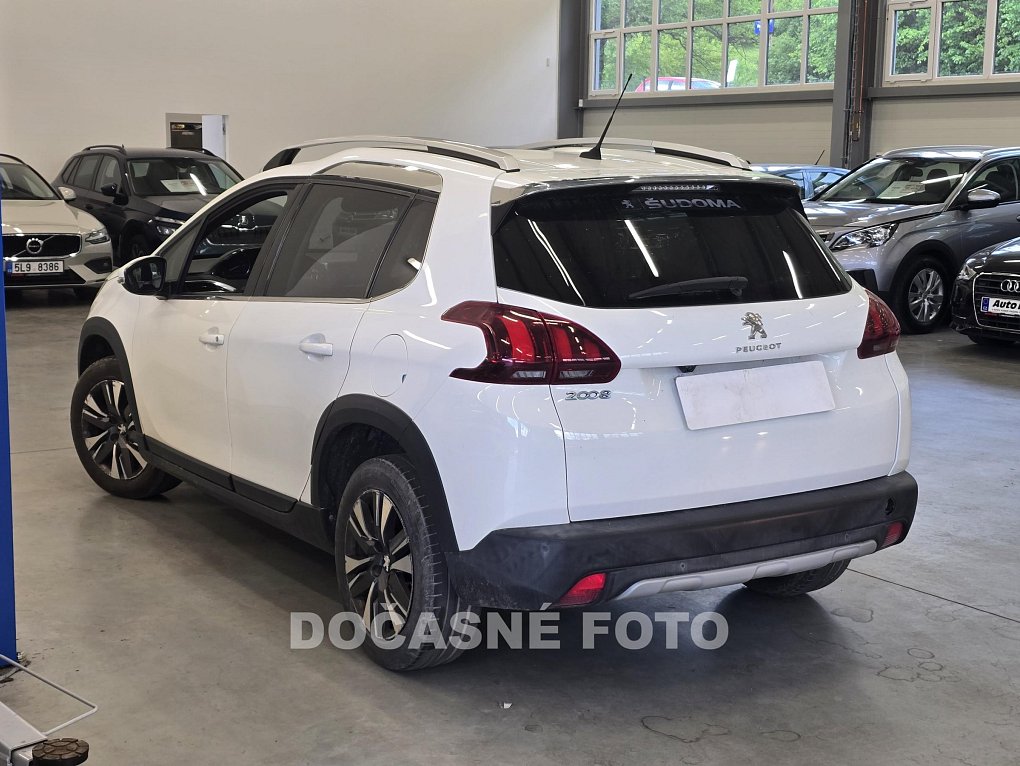 Peugeot 2008 1.2i 