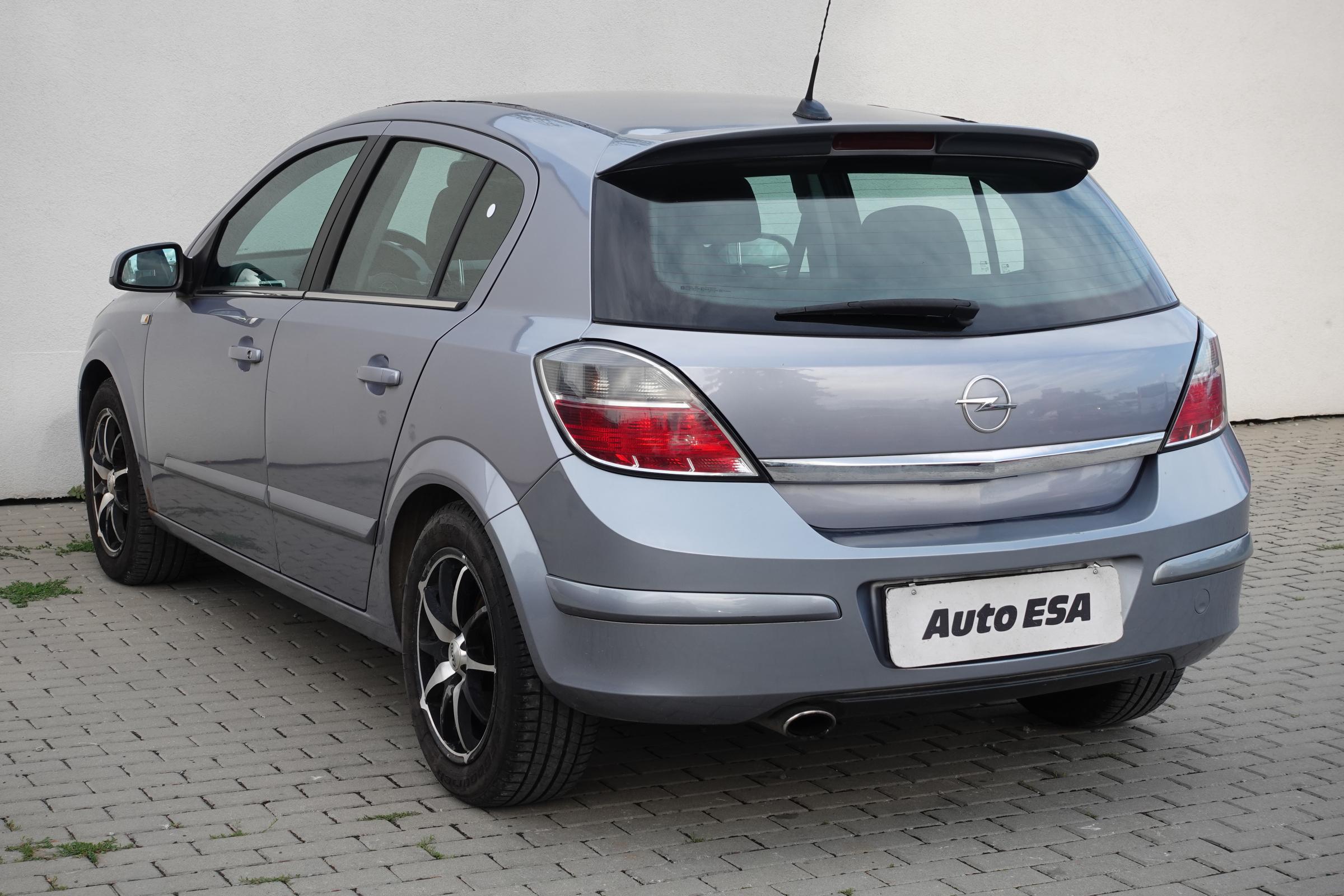 Opel Astra, 2009 - pohled č. 4