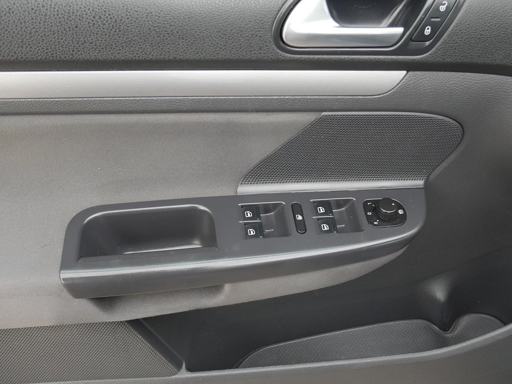 Volkswagen Golf 1.6 i 