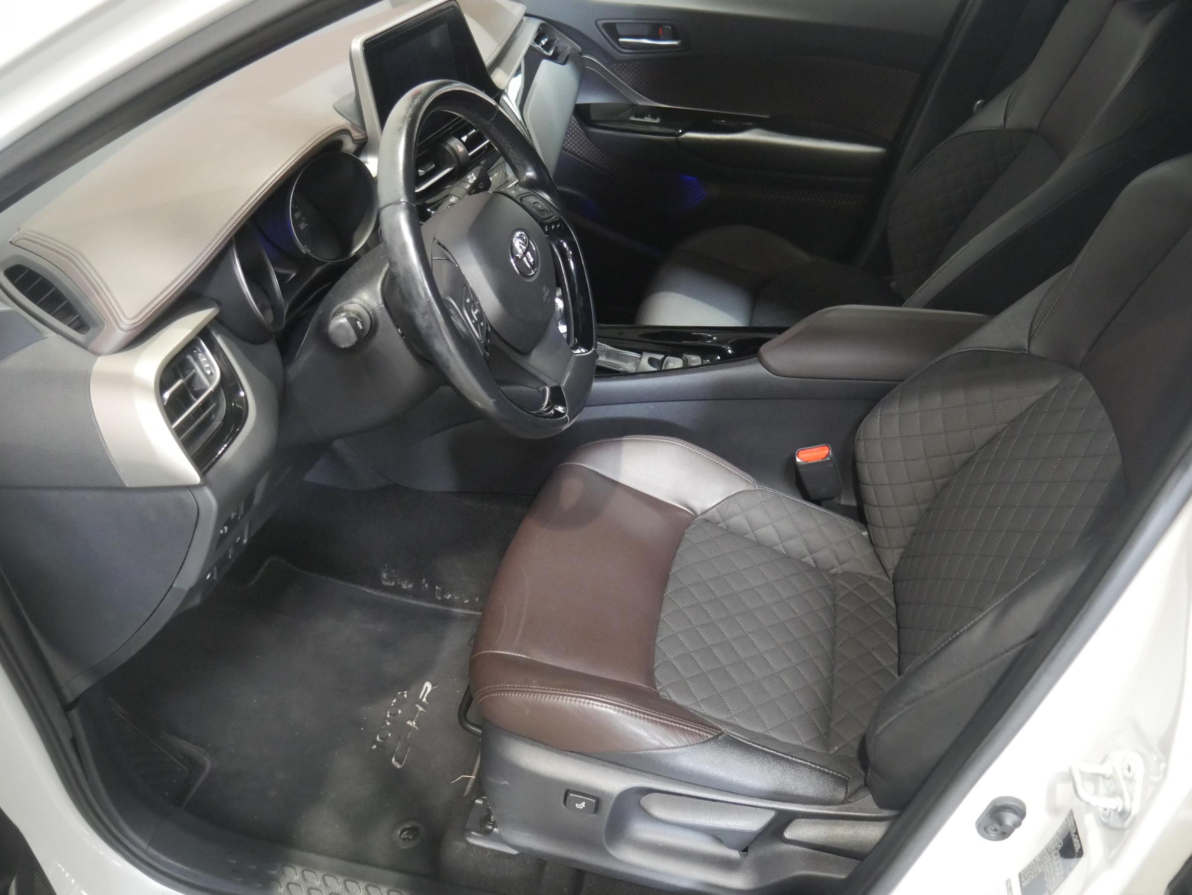 Toyota C-HR, 2018 - pohled č. 9