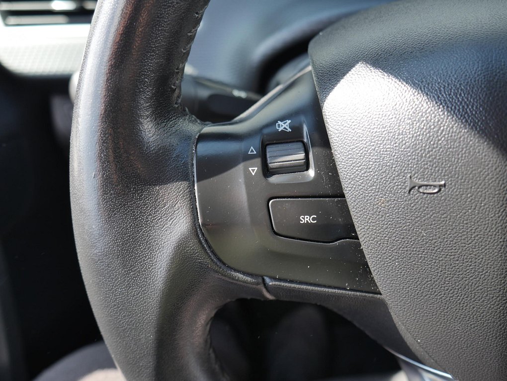 Peugeot 2008 1.2i 