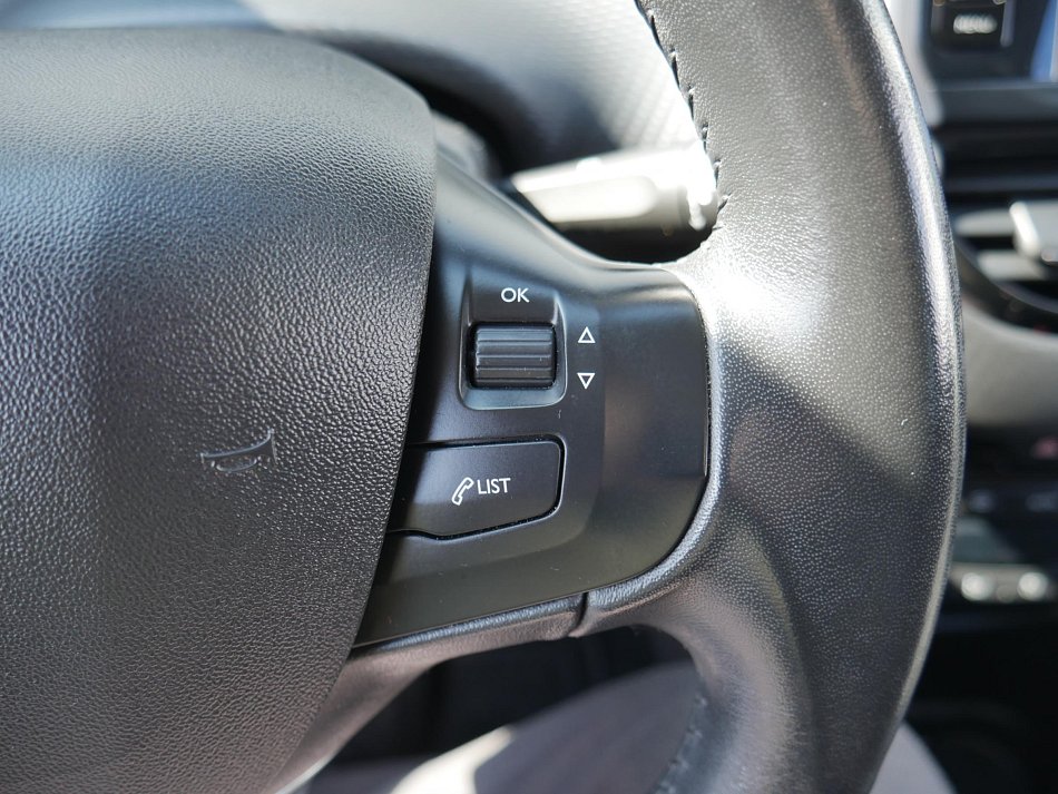 Peugeot 2008 1.2i 