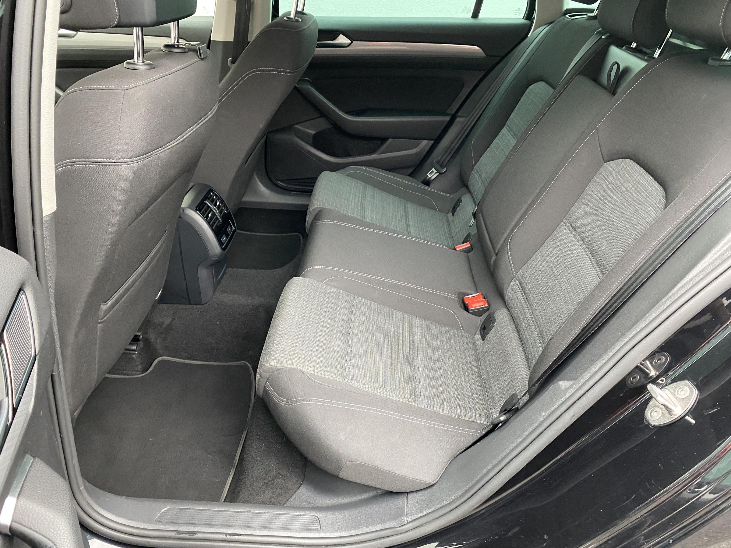 Volkswagen Passat, 2021 - pohled č. 10