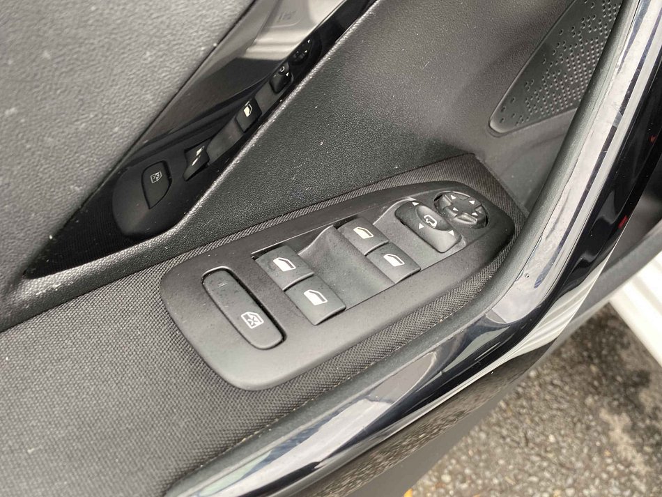 Peugeot 208 1.2PT Signature