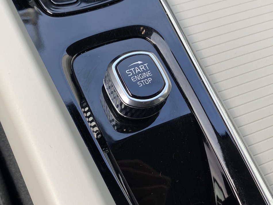 Volvo XC60 2.0 B4 Momentum AWD