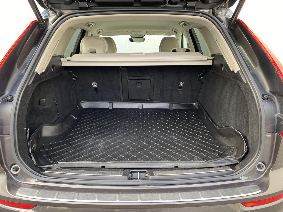 Volvo XC60 2.0 B4 Momentum AWD