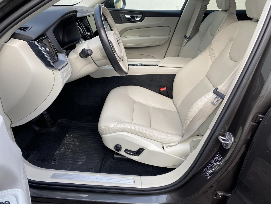 Volvo XC60 2.0 B4 Momentum AWD