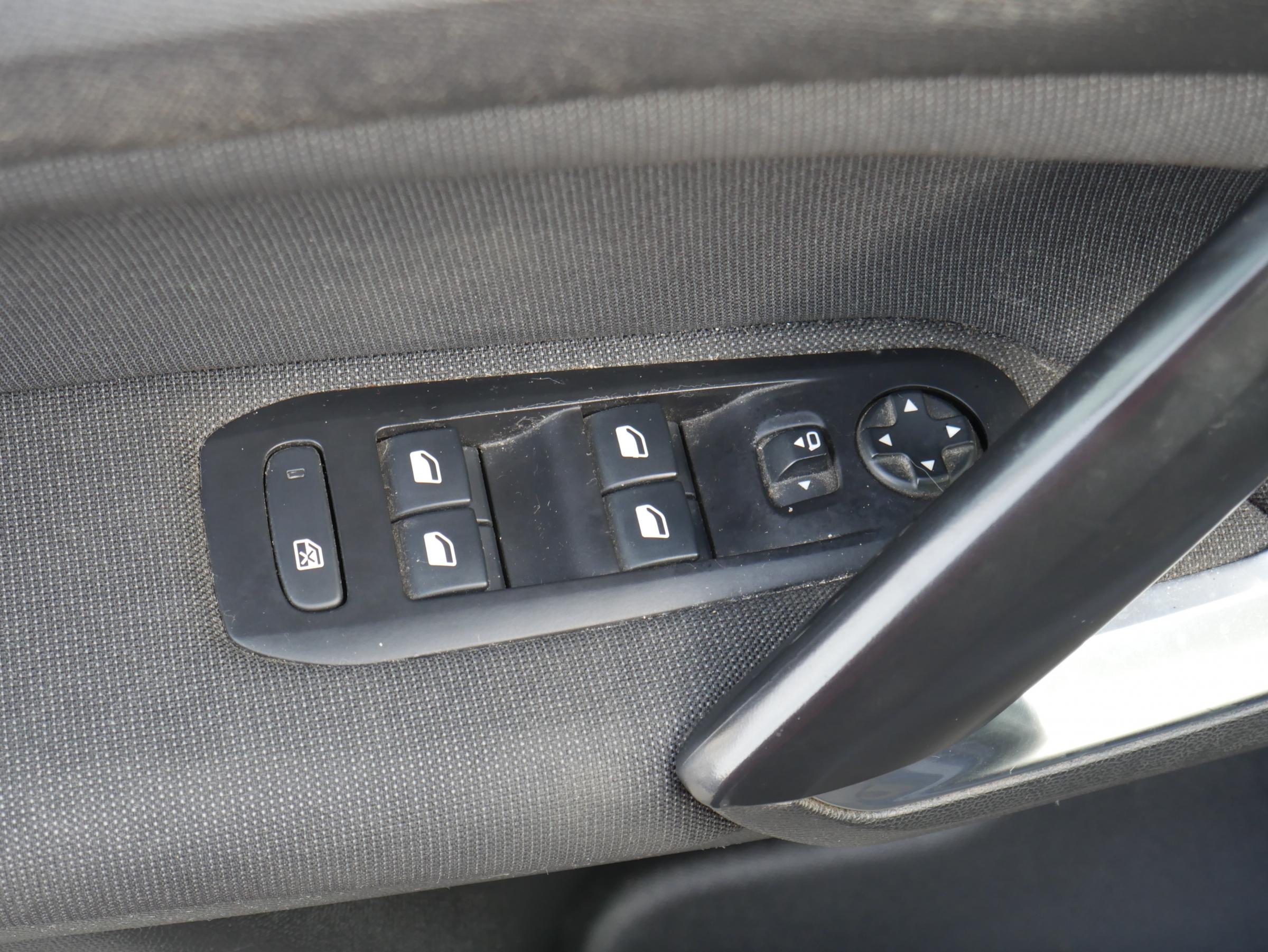 Peugeot 308, 2018 - pohled č. 11