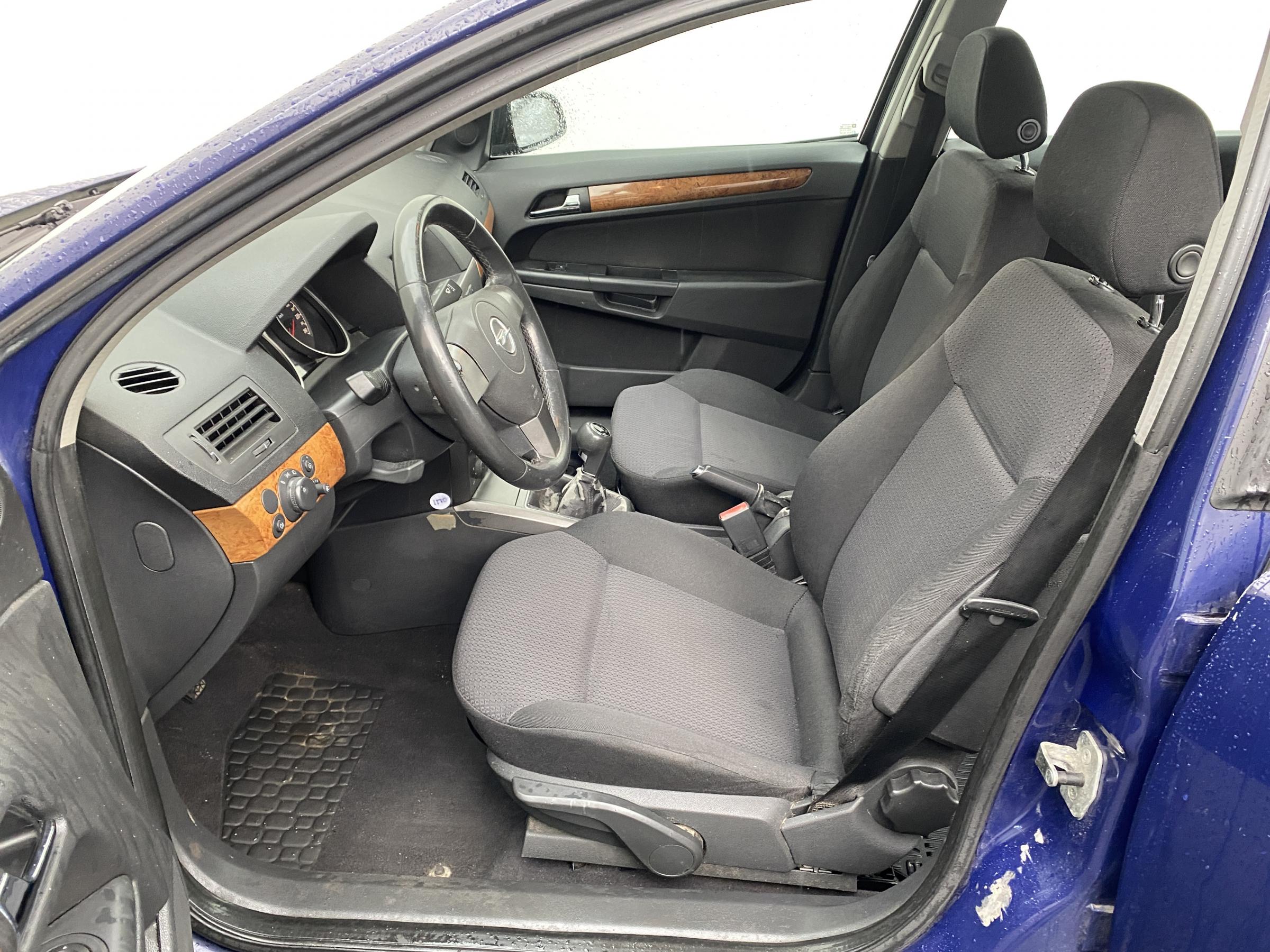 Opel Astra, 2005 - pohled č. 11