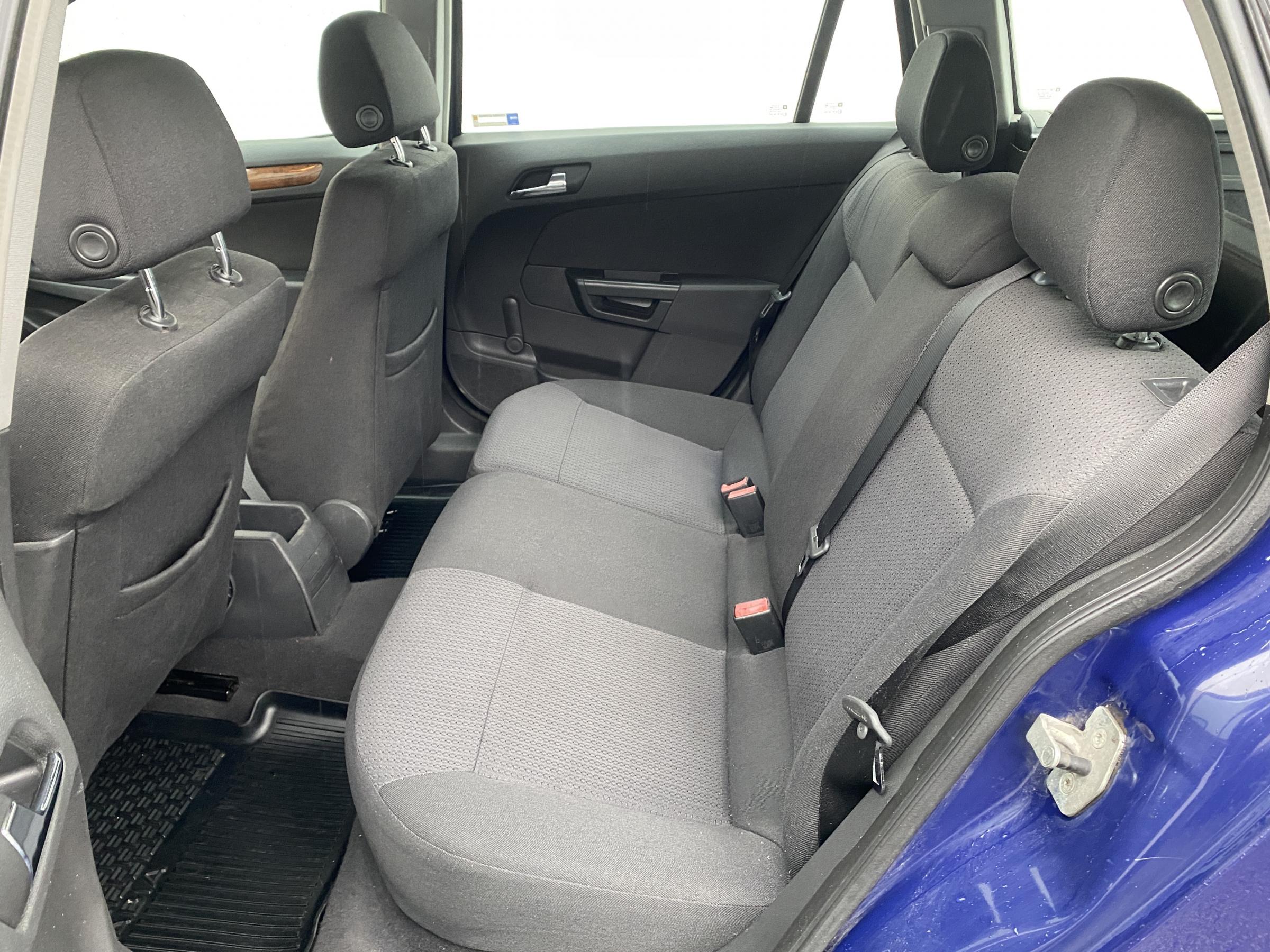 Opel Astra, 2005 - pohled č. 12