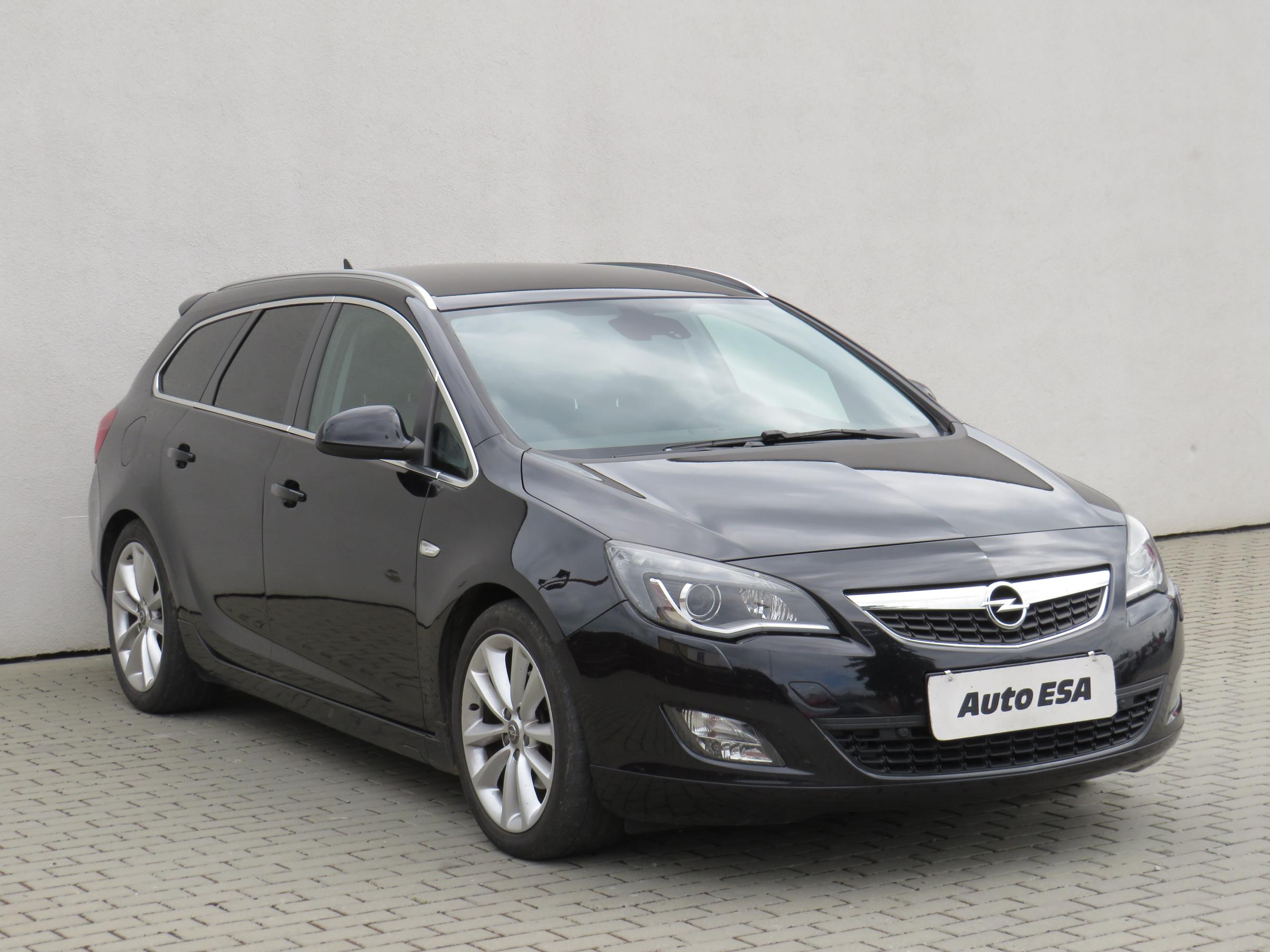 Opel Astra, 2011 - celkový pohled