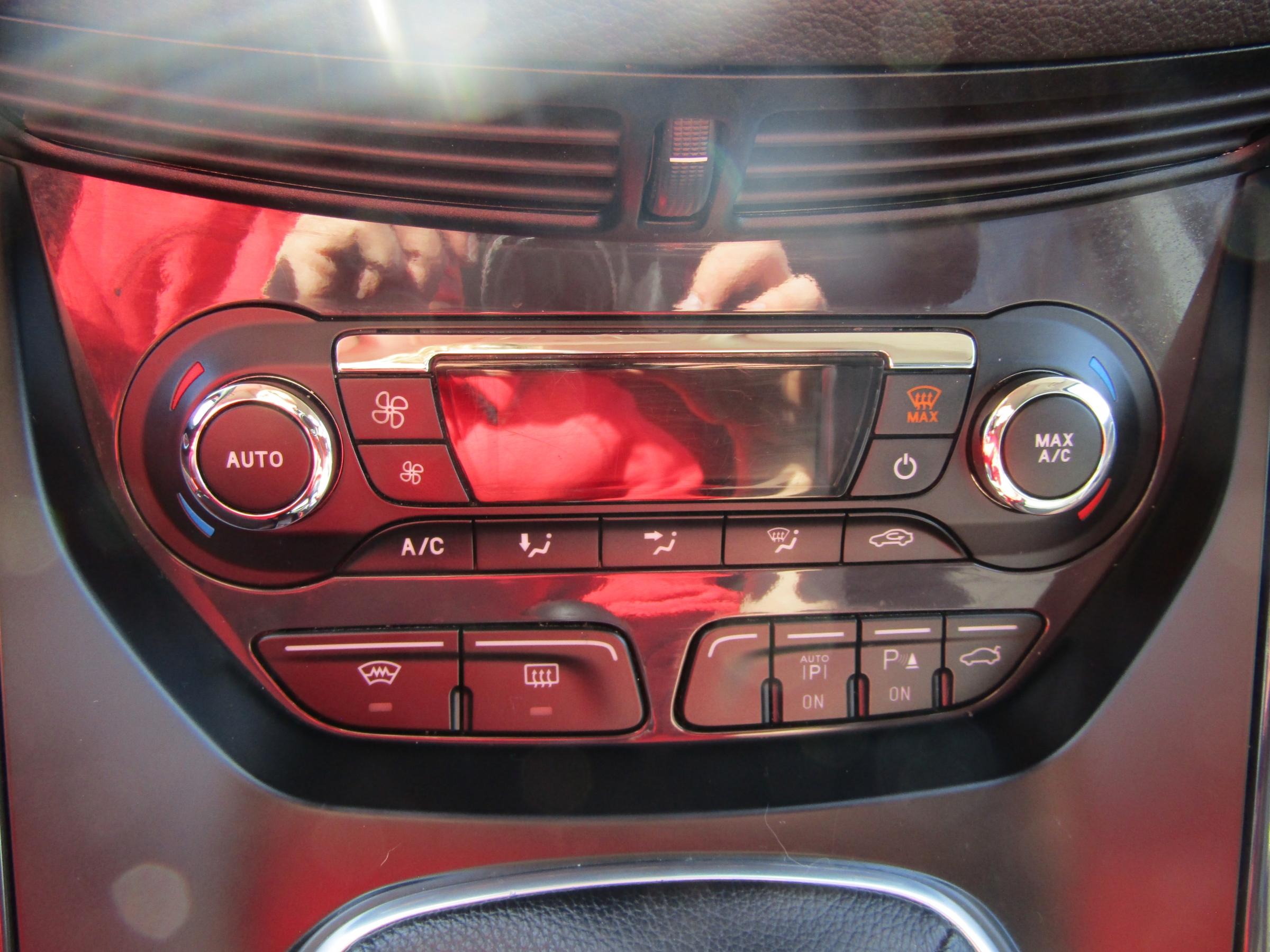 Ford Kuga, 2013 - pohled č. 12