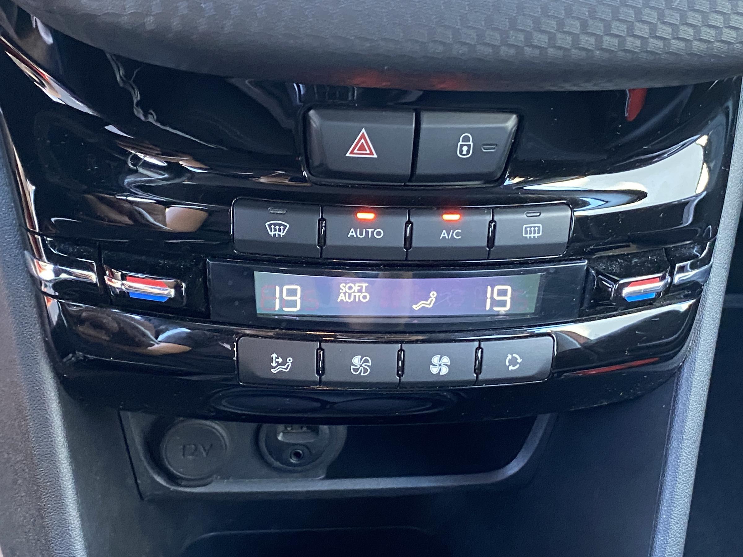 Peugeot 2008, 2015 - pohled č. 15