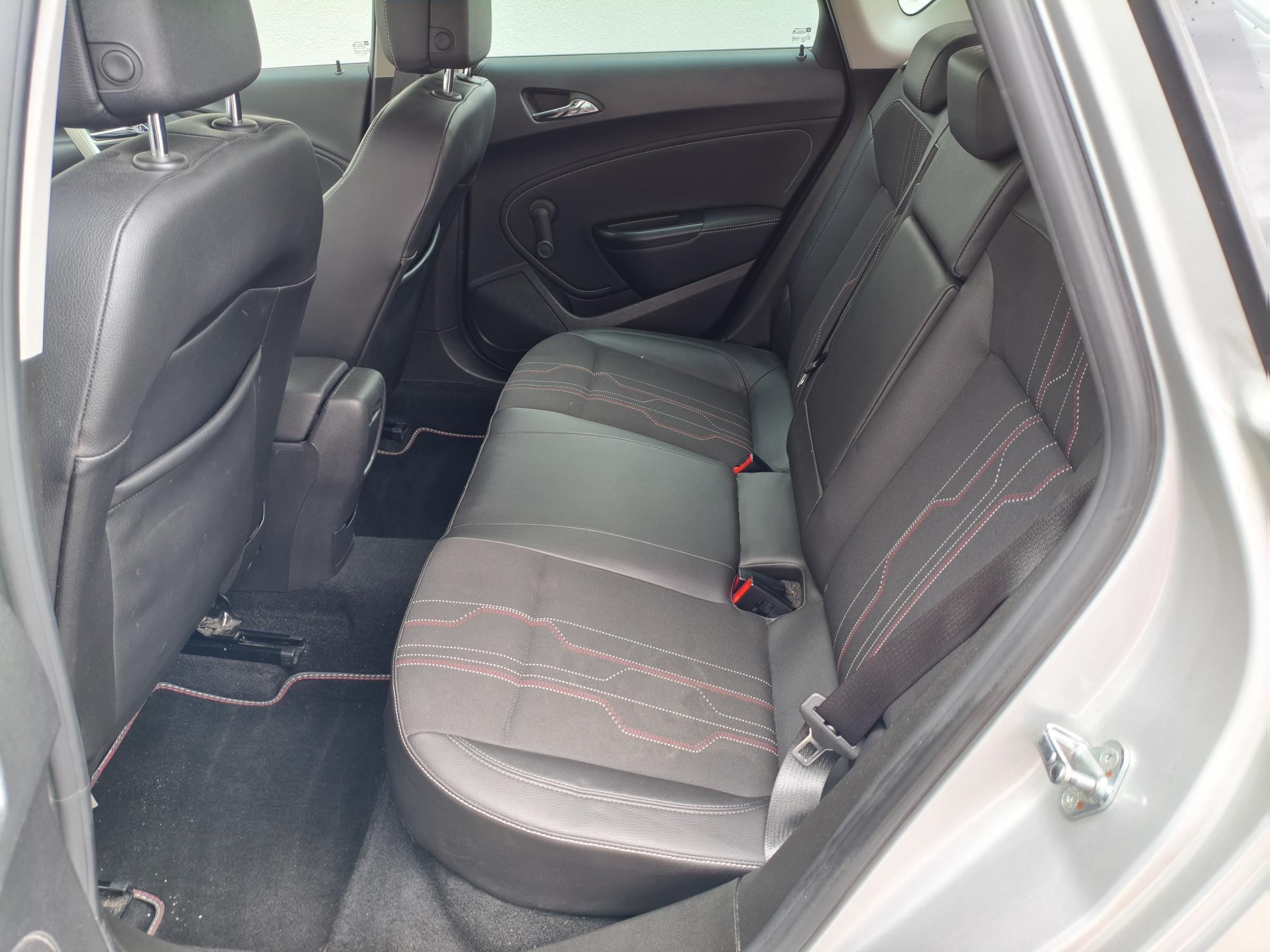 Opel Astra, 2012 - pohled č. 13