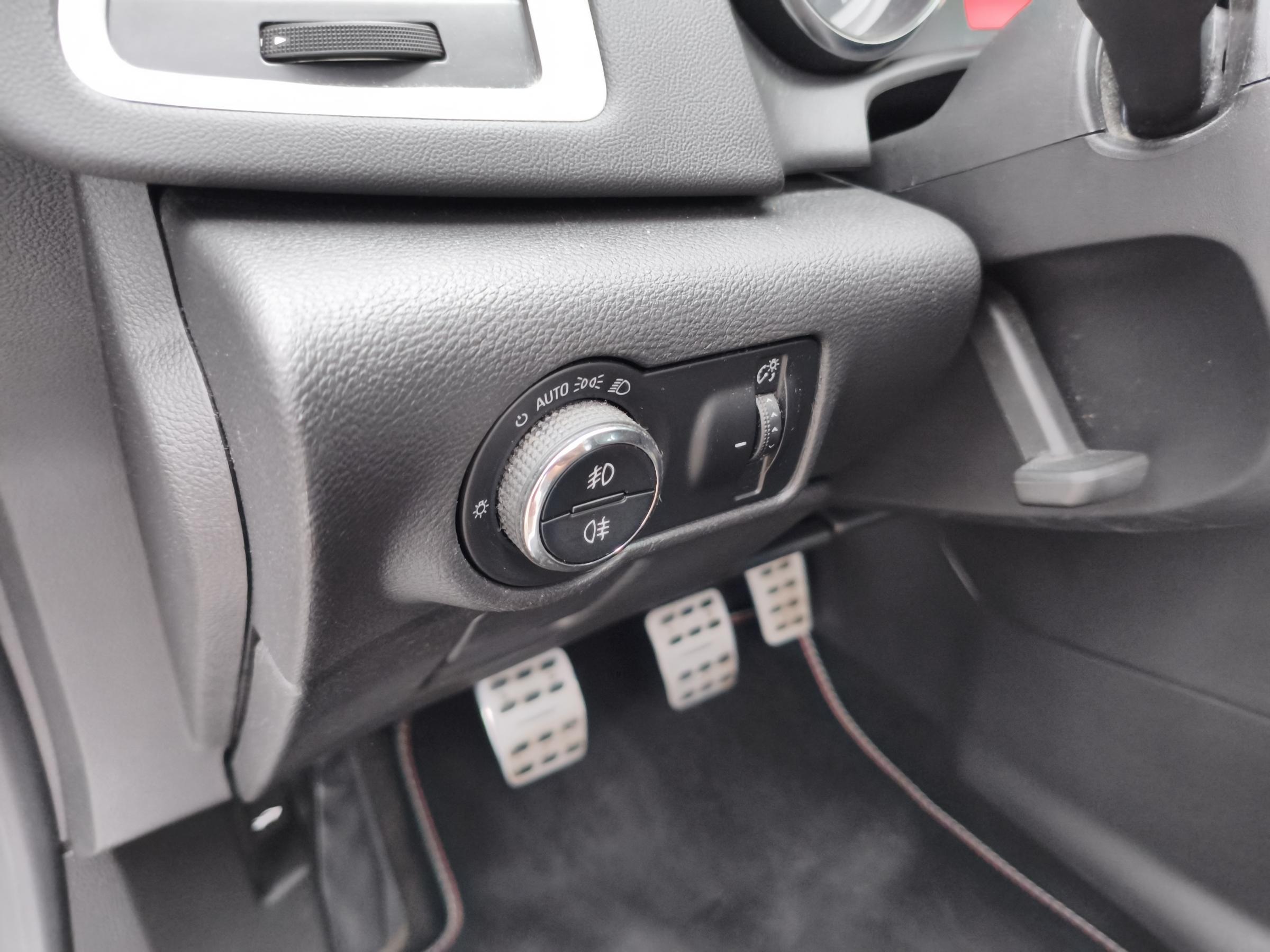 Opel Astra, 2012 - pohled č. 16