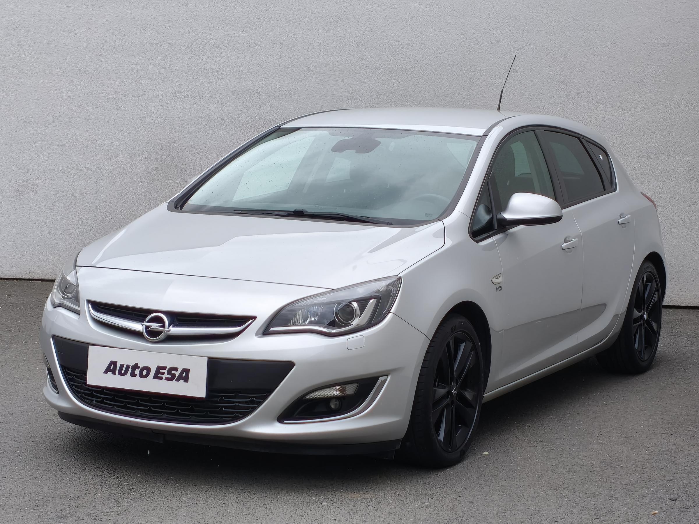 Opel Astra, 2012 - pohled č. 3