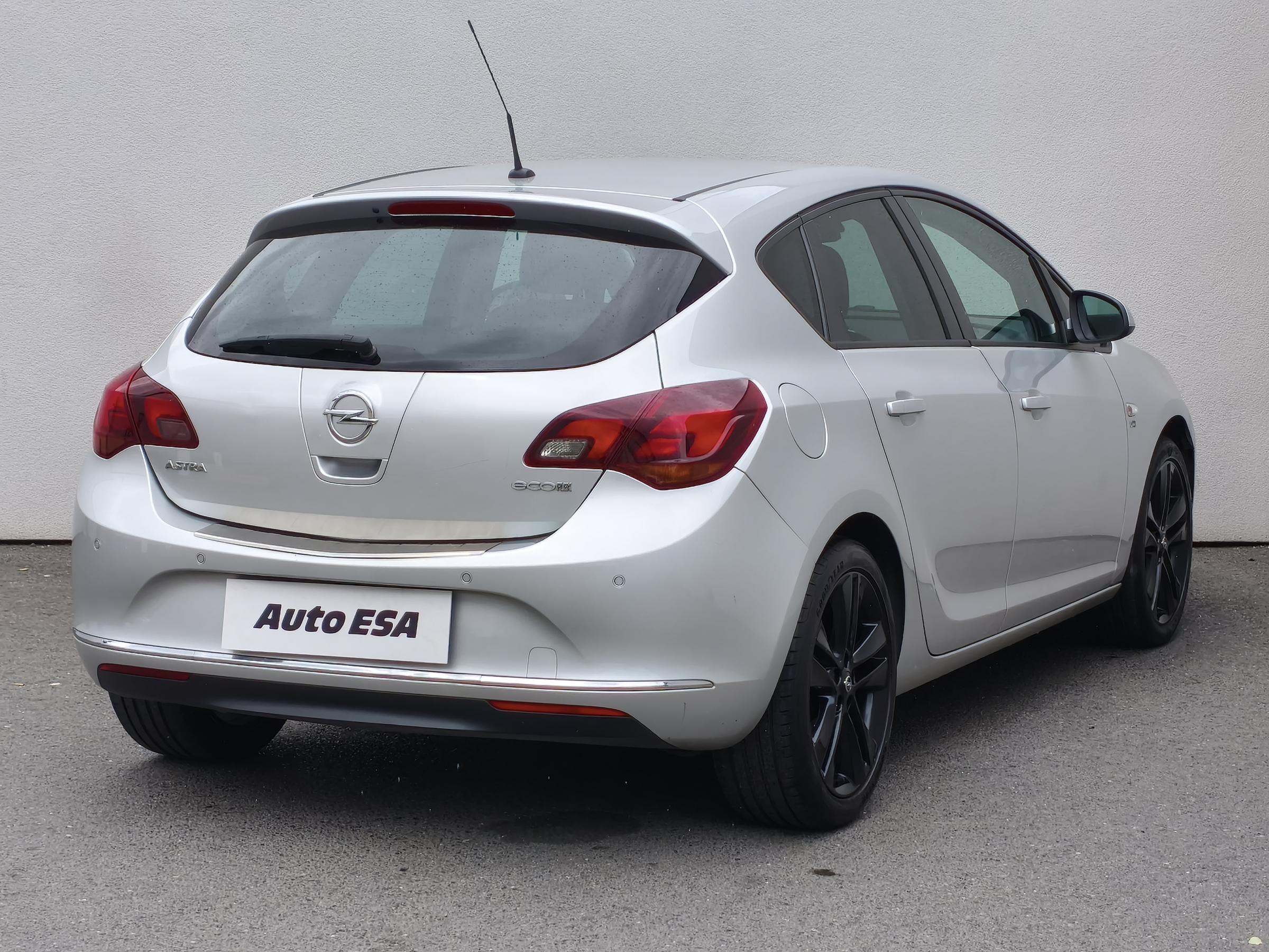 Opel Astra, 2012 - pohled č. 4