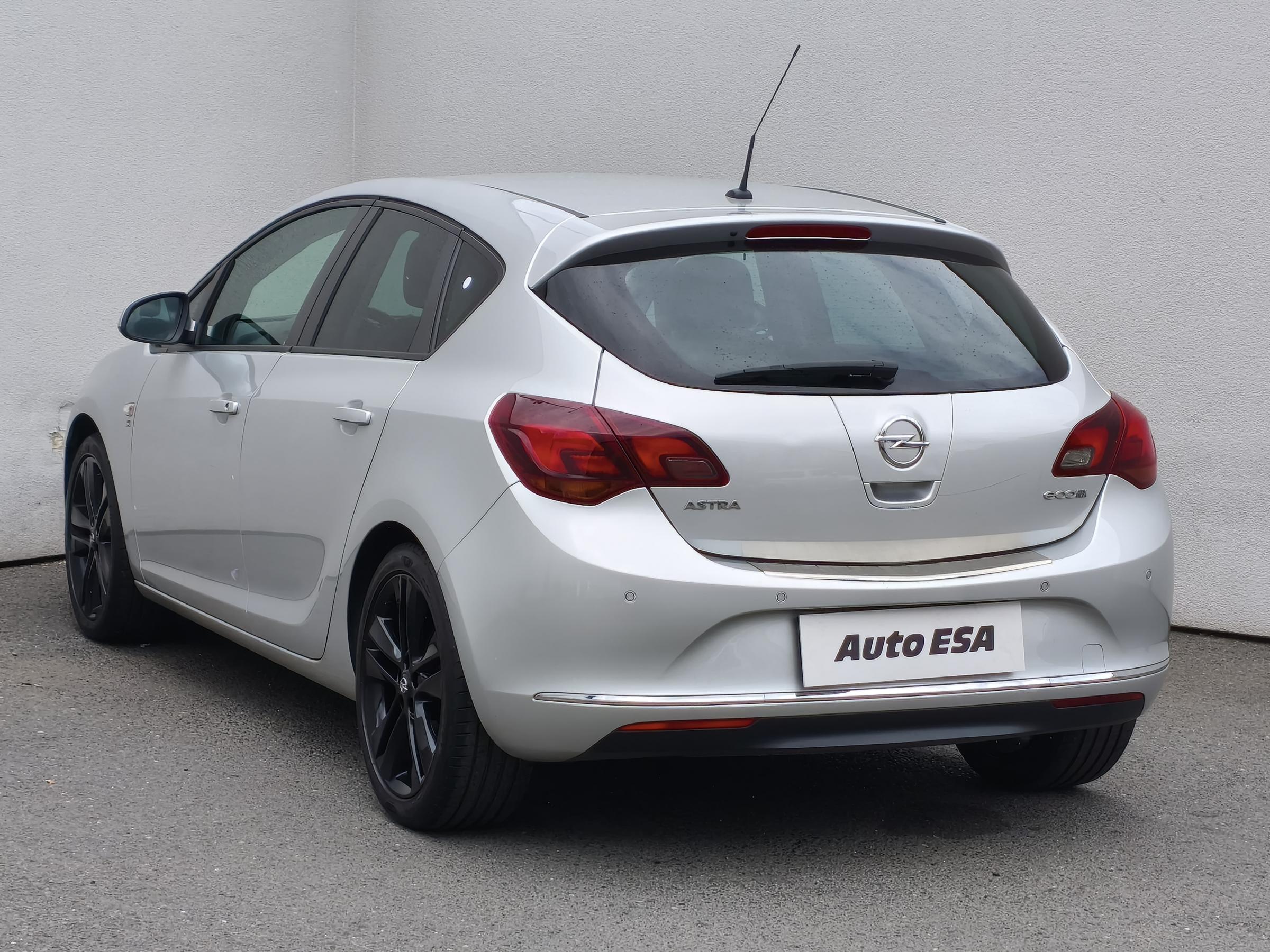 Opel Astra, 2012 - pohled č. 6