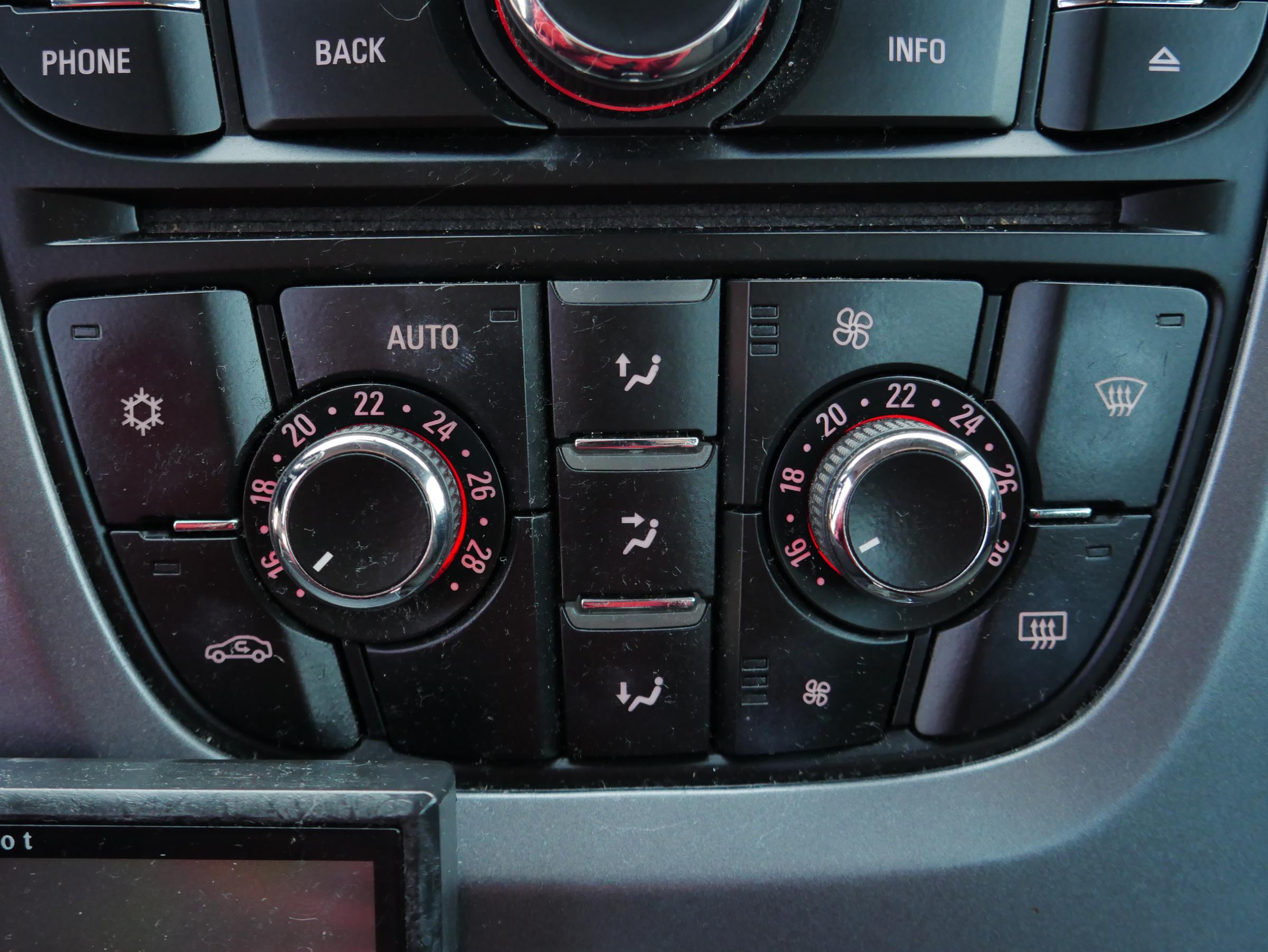 Opel Astra, 2013 - pohled č. 15