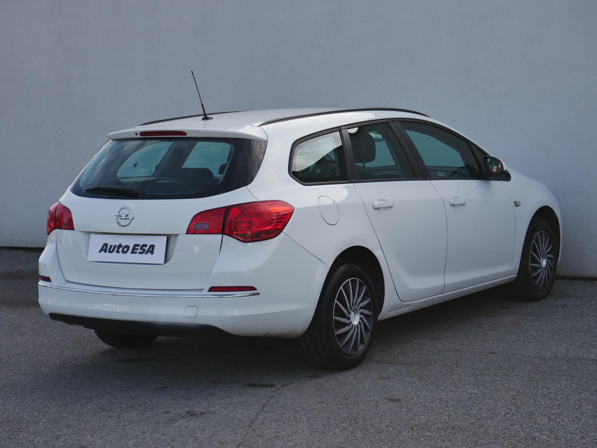 Opel Astra, 2013 - pohled č. 4