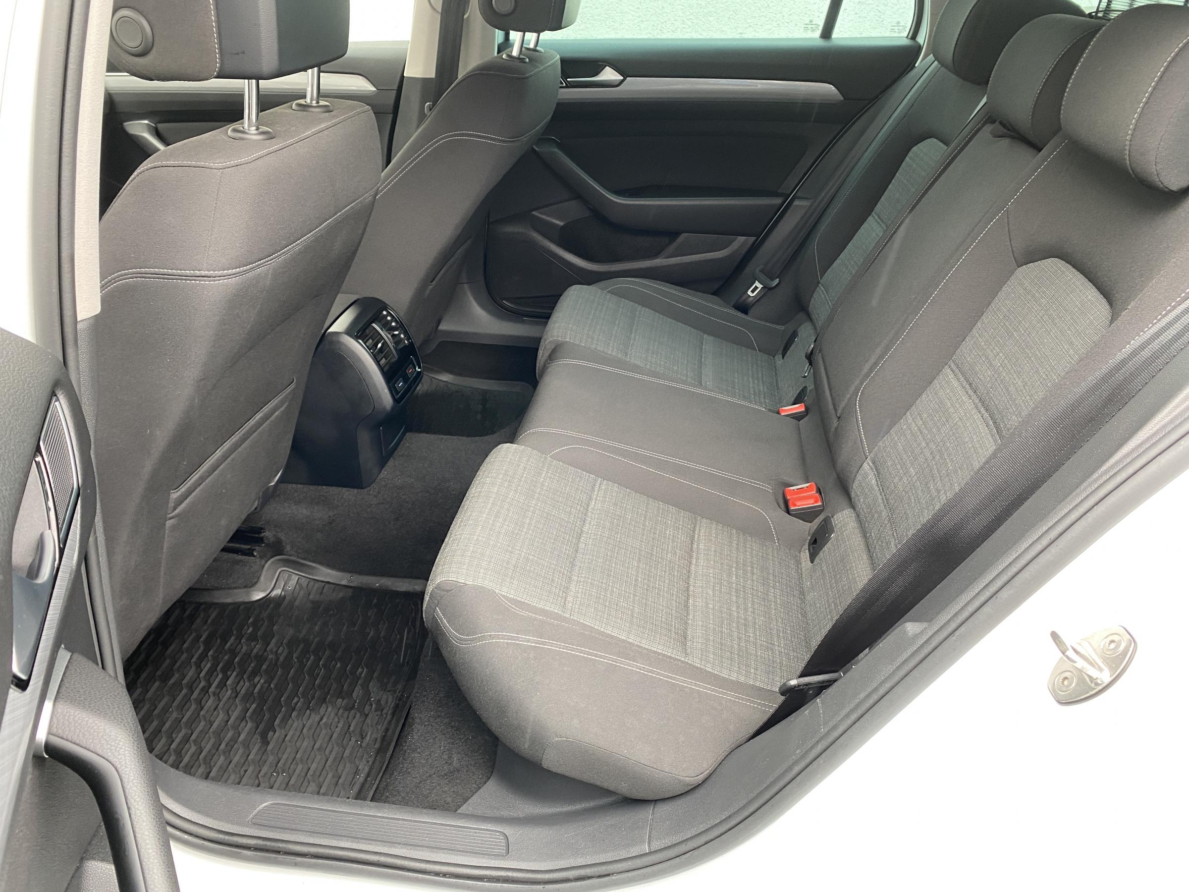 Volkswagen Passat, 2023 - pohled č. 10