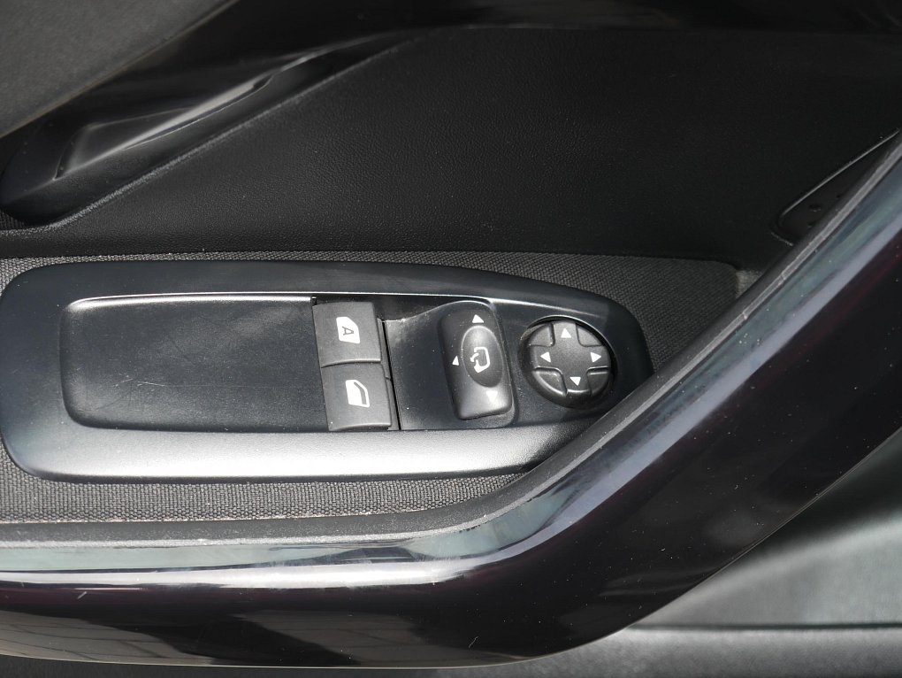 Peugeot 208 1.6i 