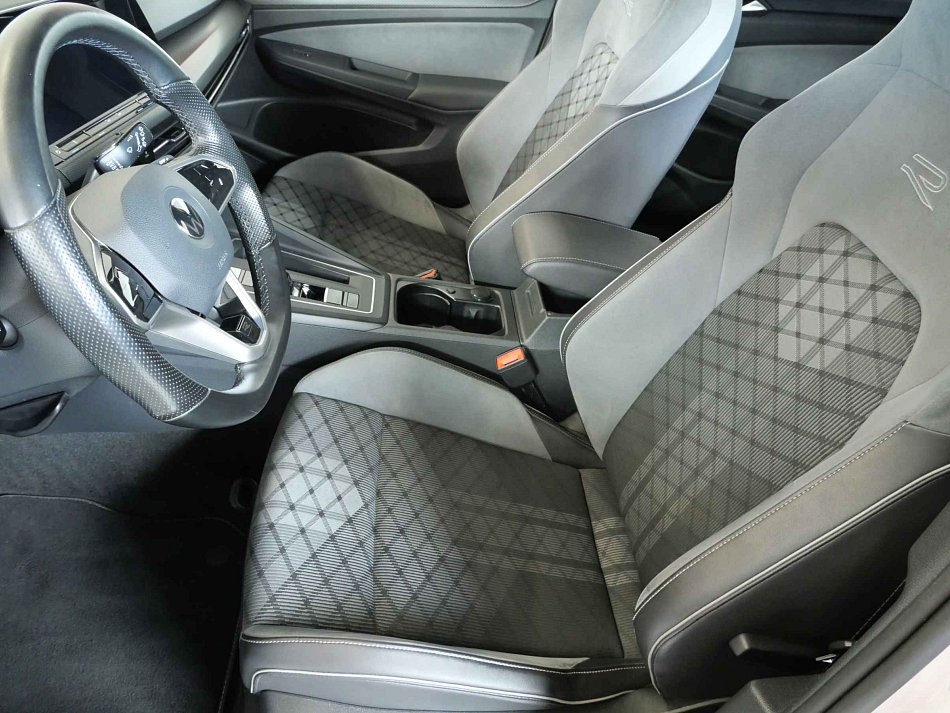 Volkswagen Golf 1.5TSI R-Line