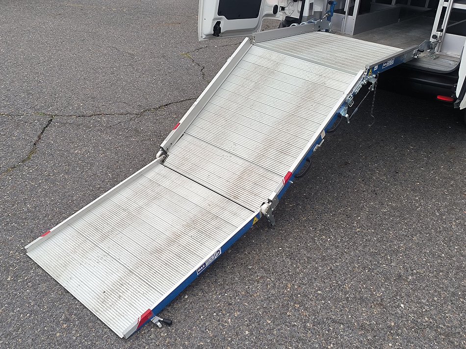 Opel Vivaro 2.0HDi  L2 RAMPA