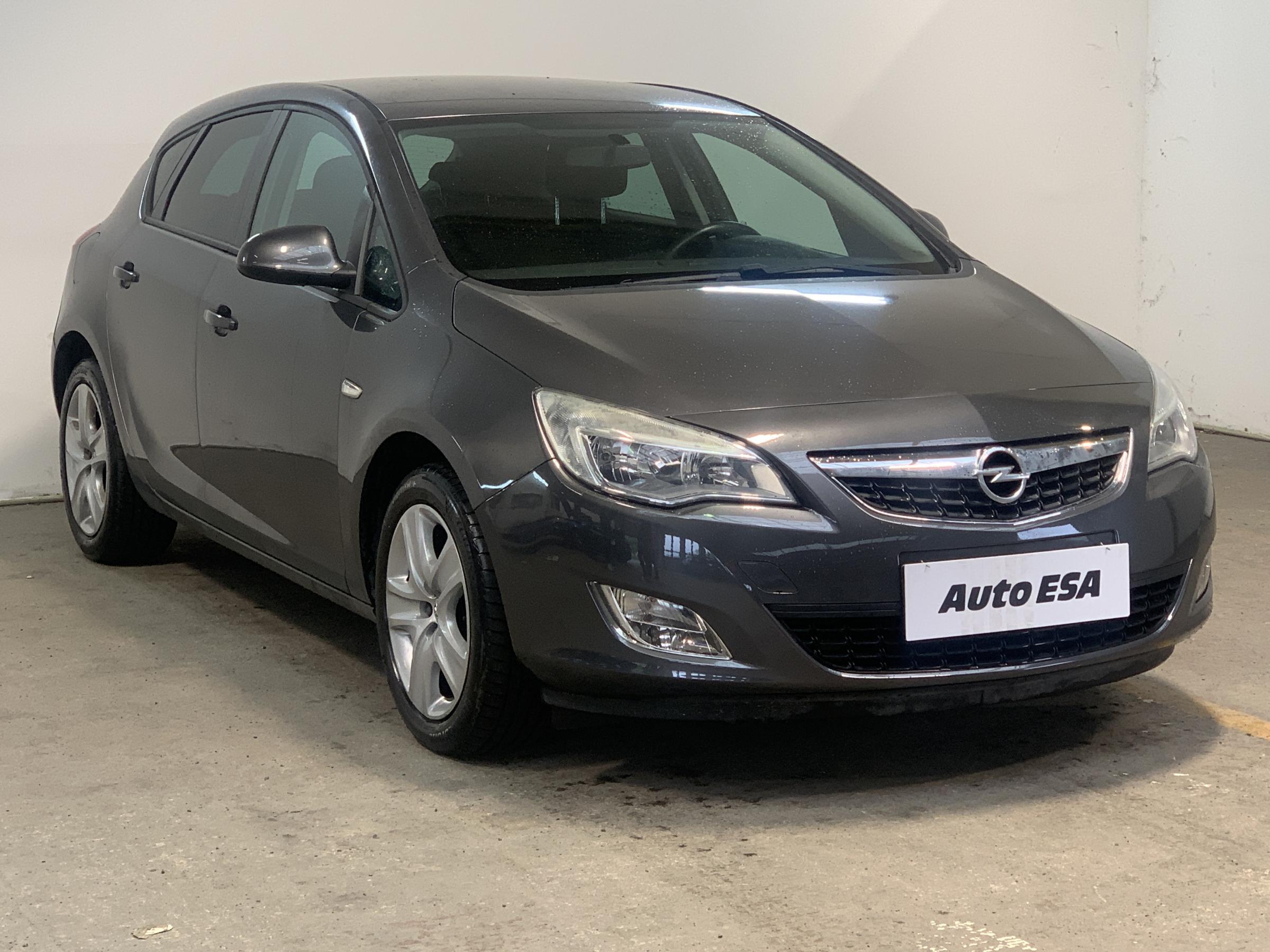 Opel Astra, 2011 - celkový pohled