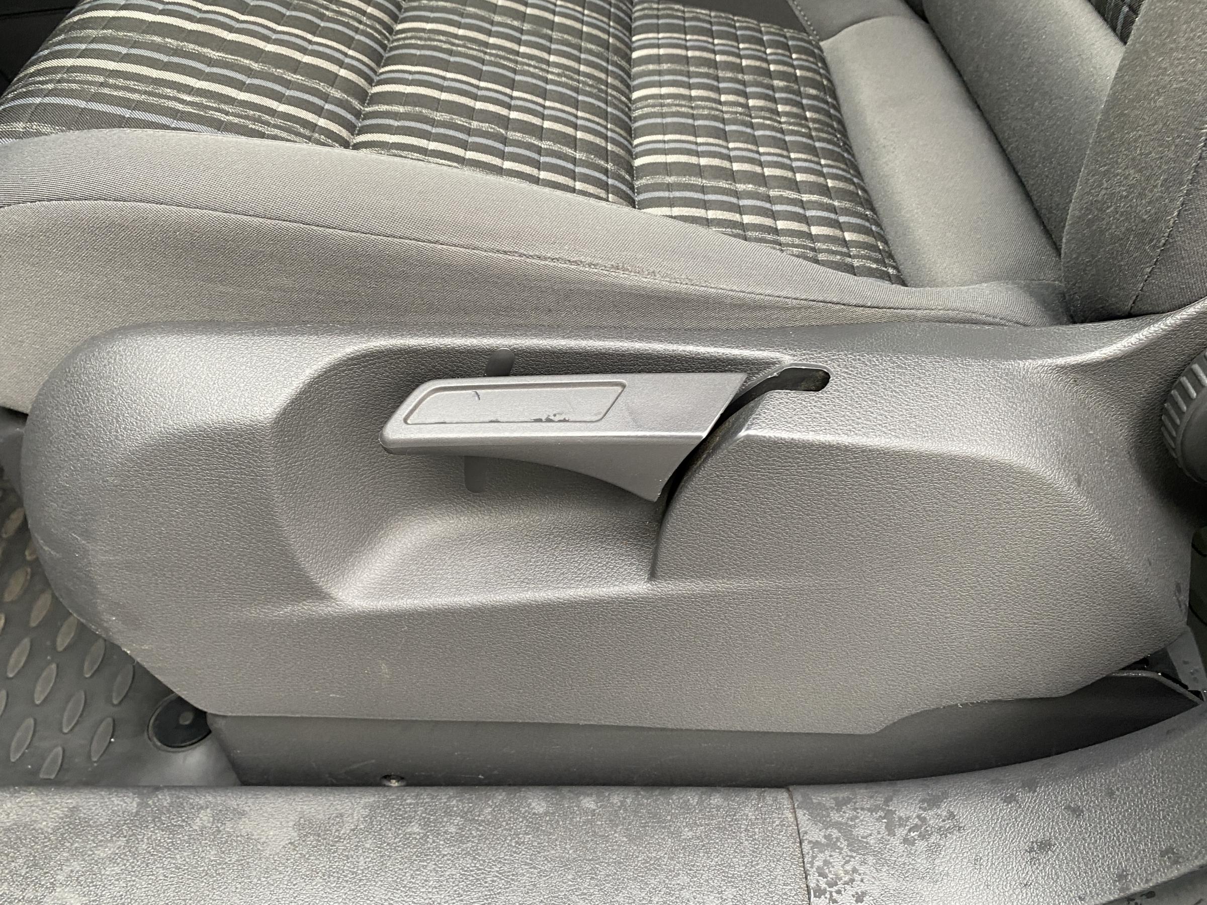 Volkswagen Touran, 2013 - pohled č. 16