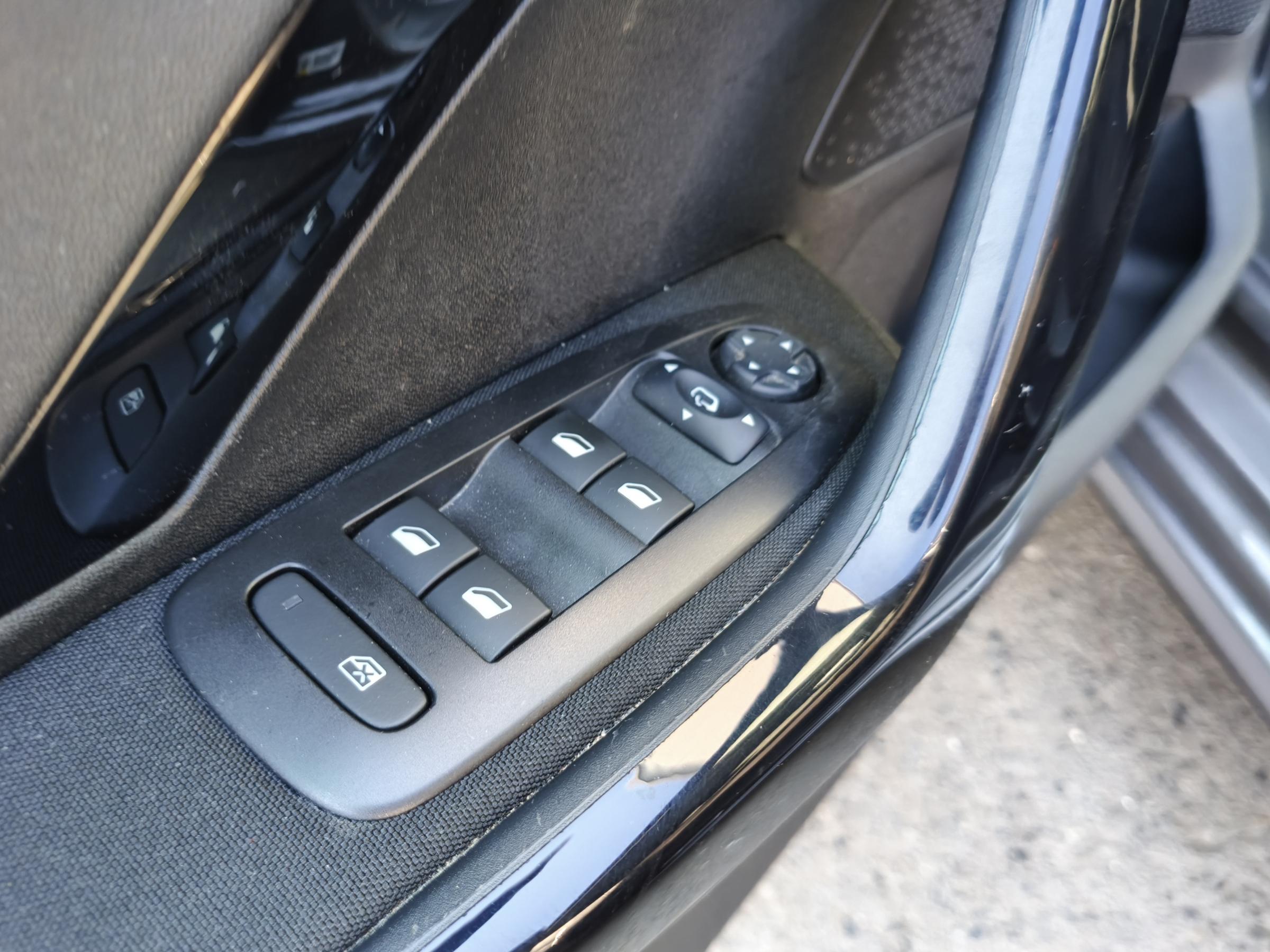 Peugeot 208, 2019 - pohled č. 16