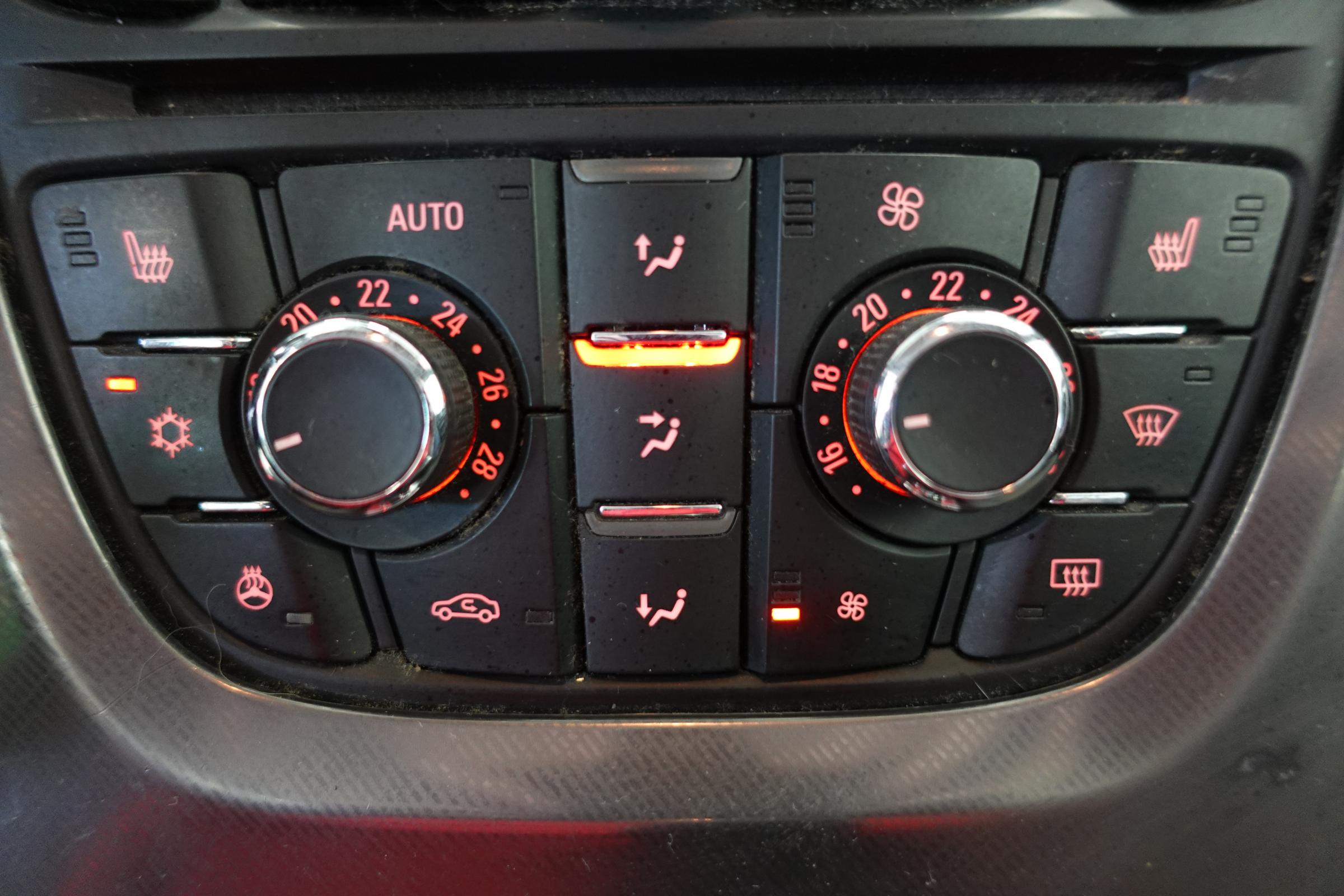 Opel Astra, 2011 - pohled č. 20