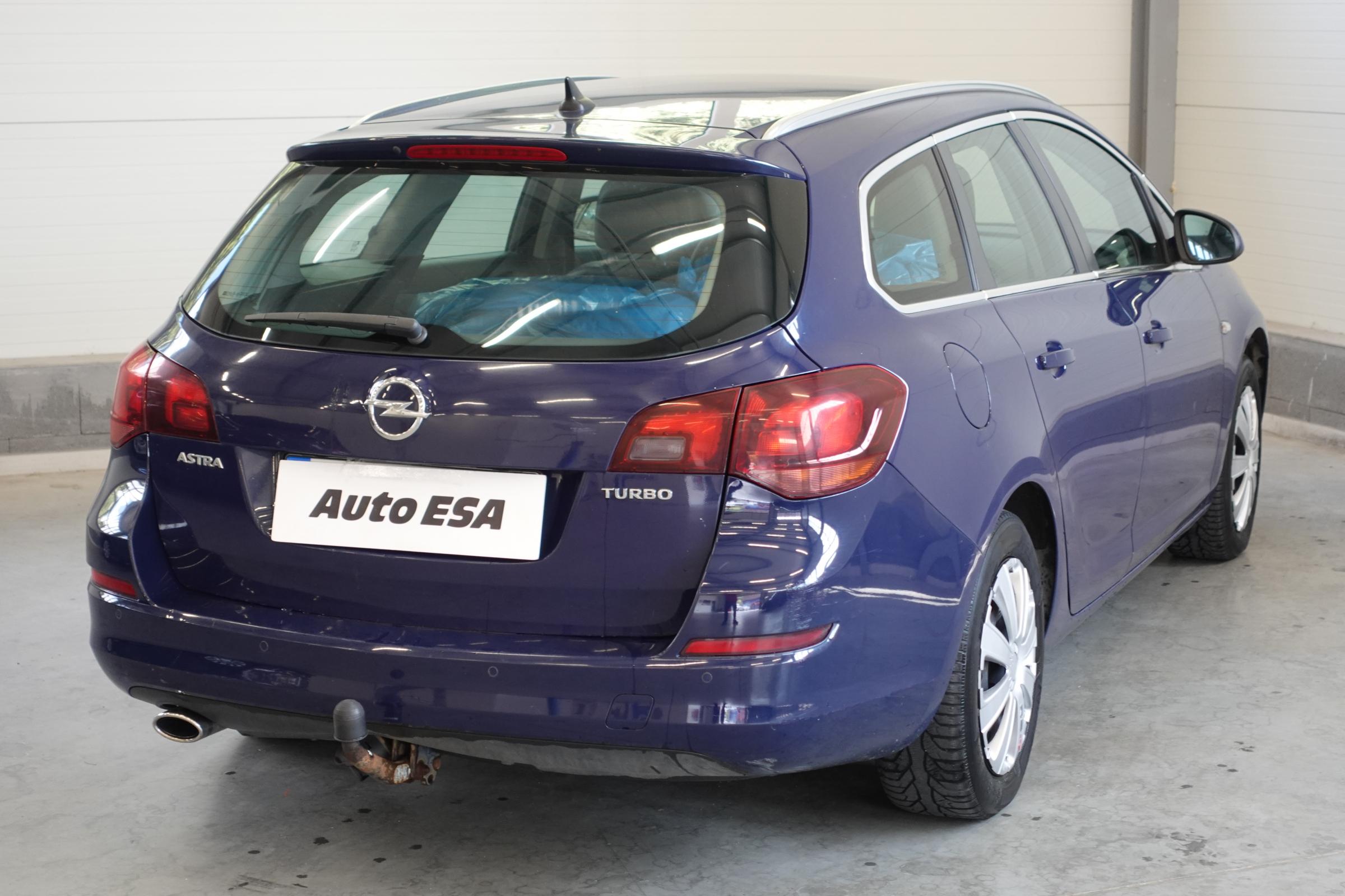 Opel Astra, 2011 - pohled č. 6