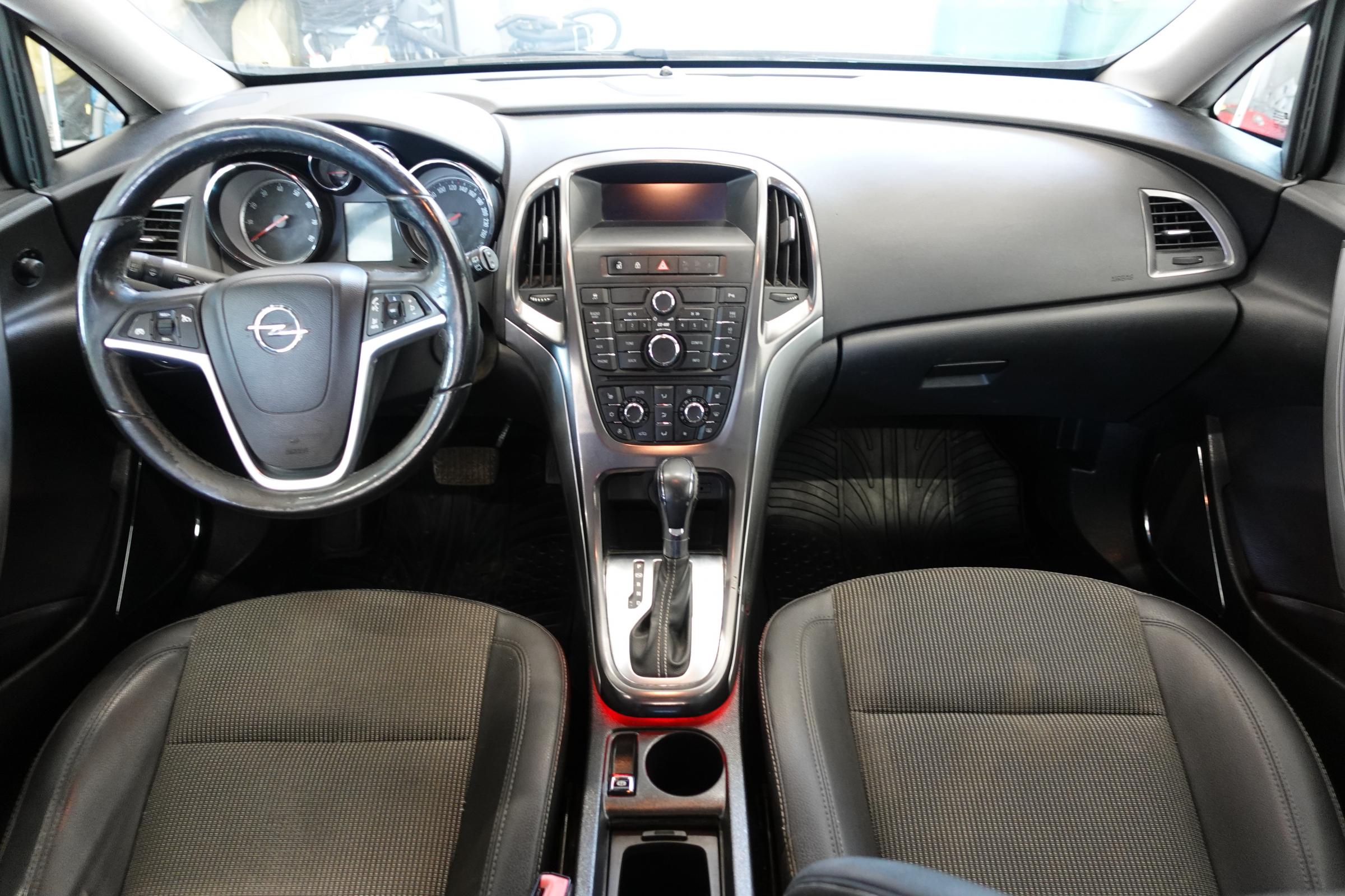 Opel Astra, 2011 - pohled č. 8