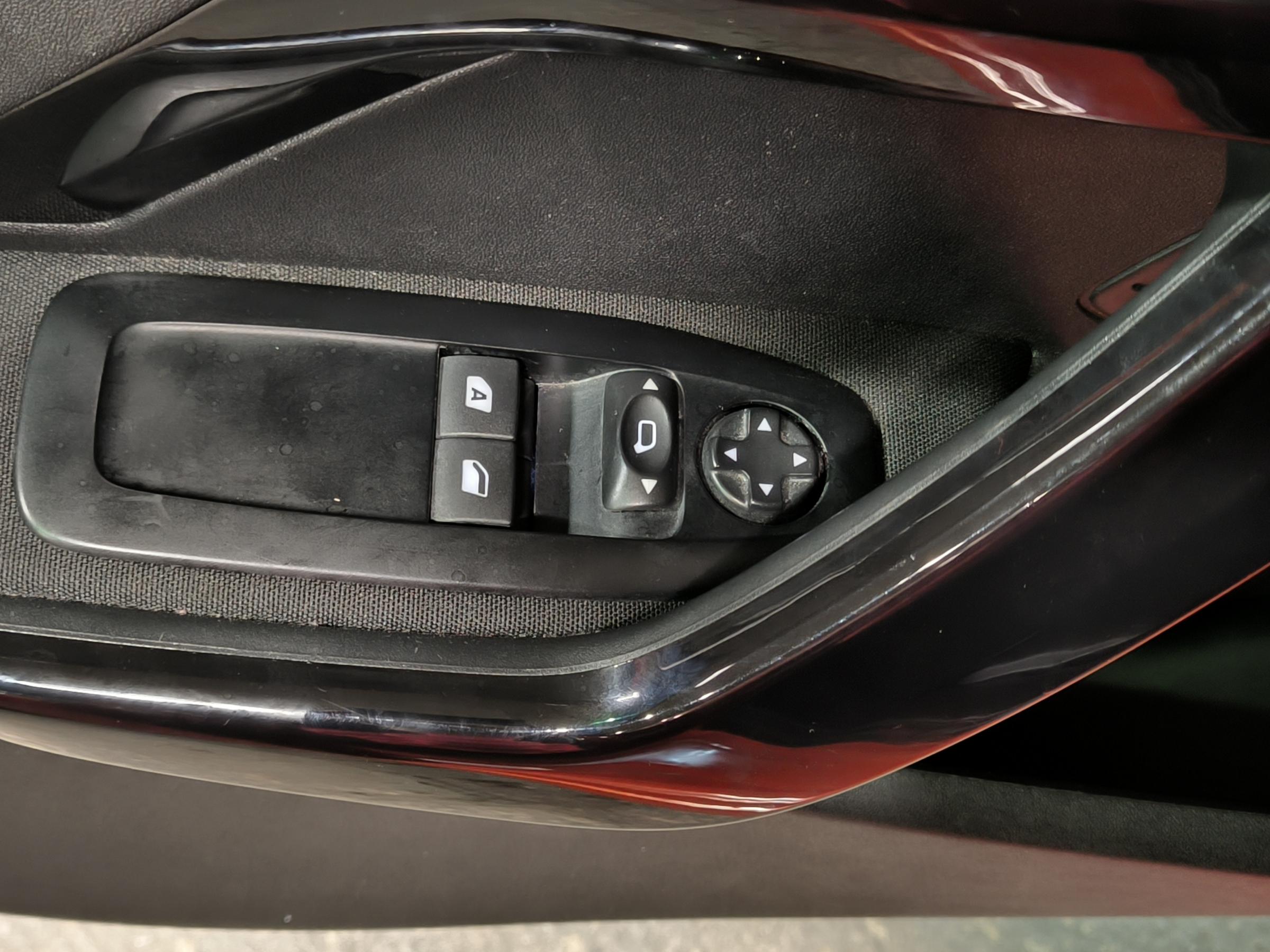 Peugeot 208, 2016 - pohled č. 16