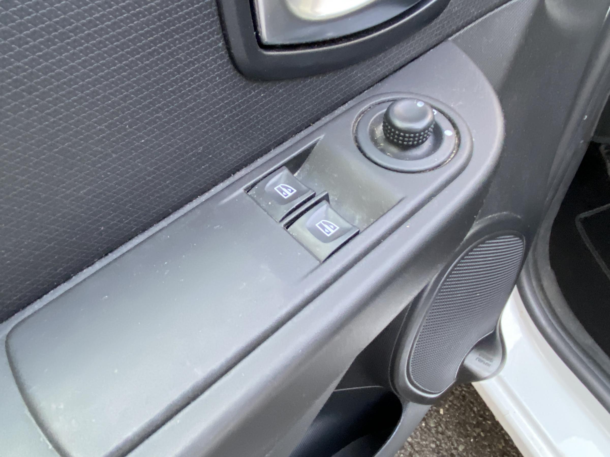 Renault Clio, 2015 - pohled č. 13