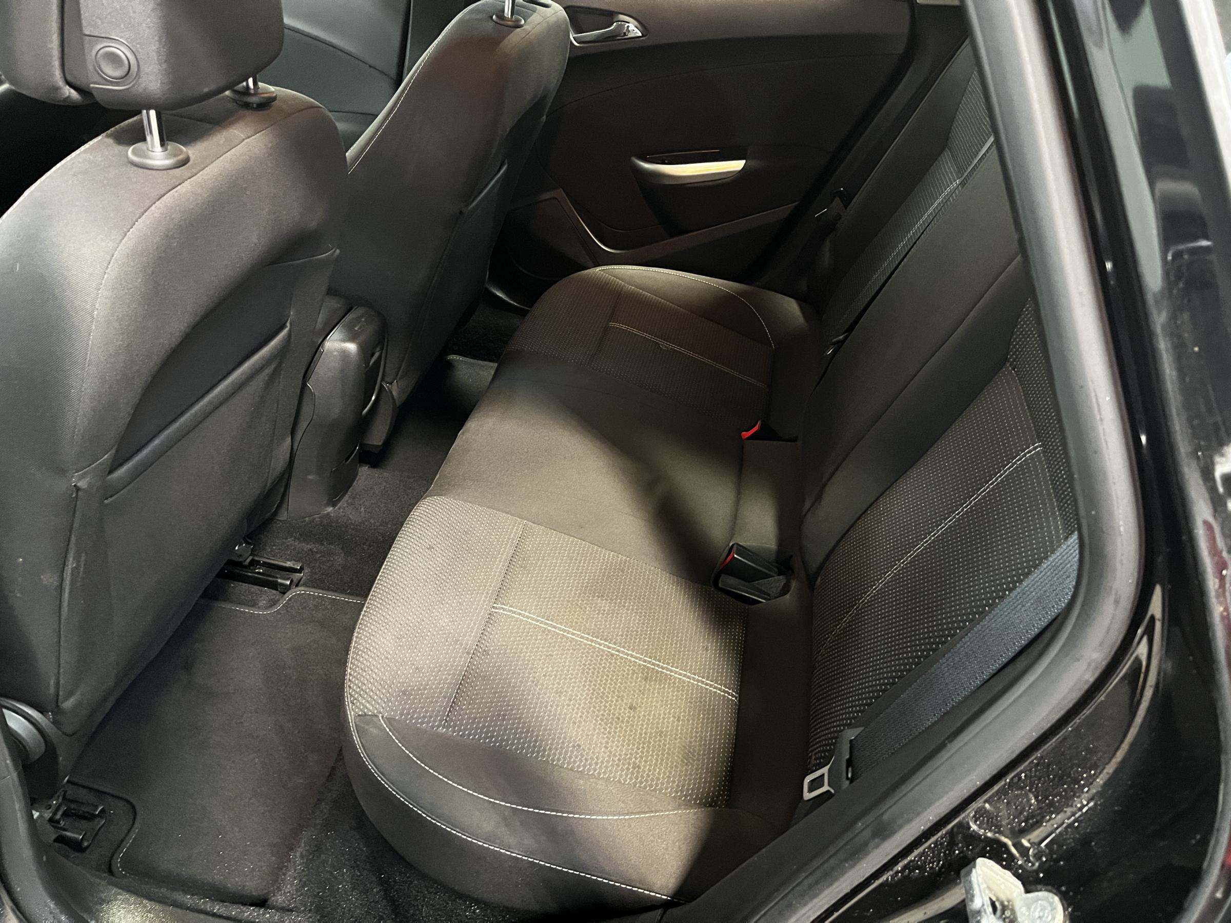 Opel Astra, 2011 - pohled č. 10