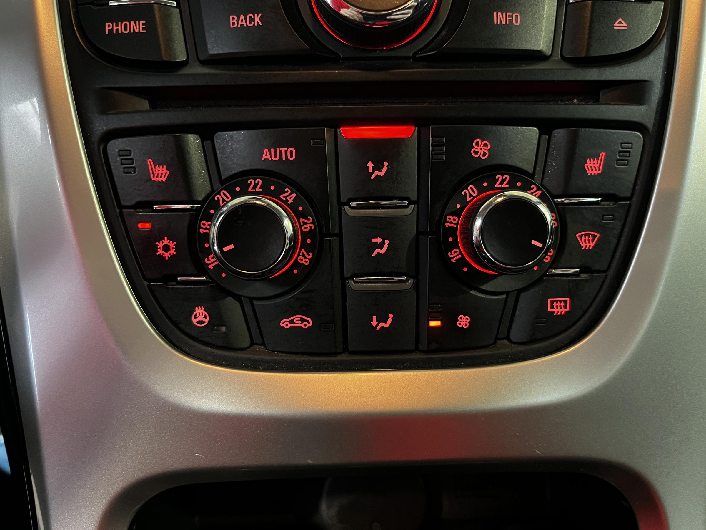 Opel Astra, 2011 - pohled č. 13