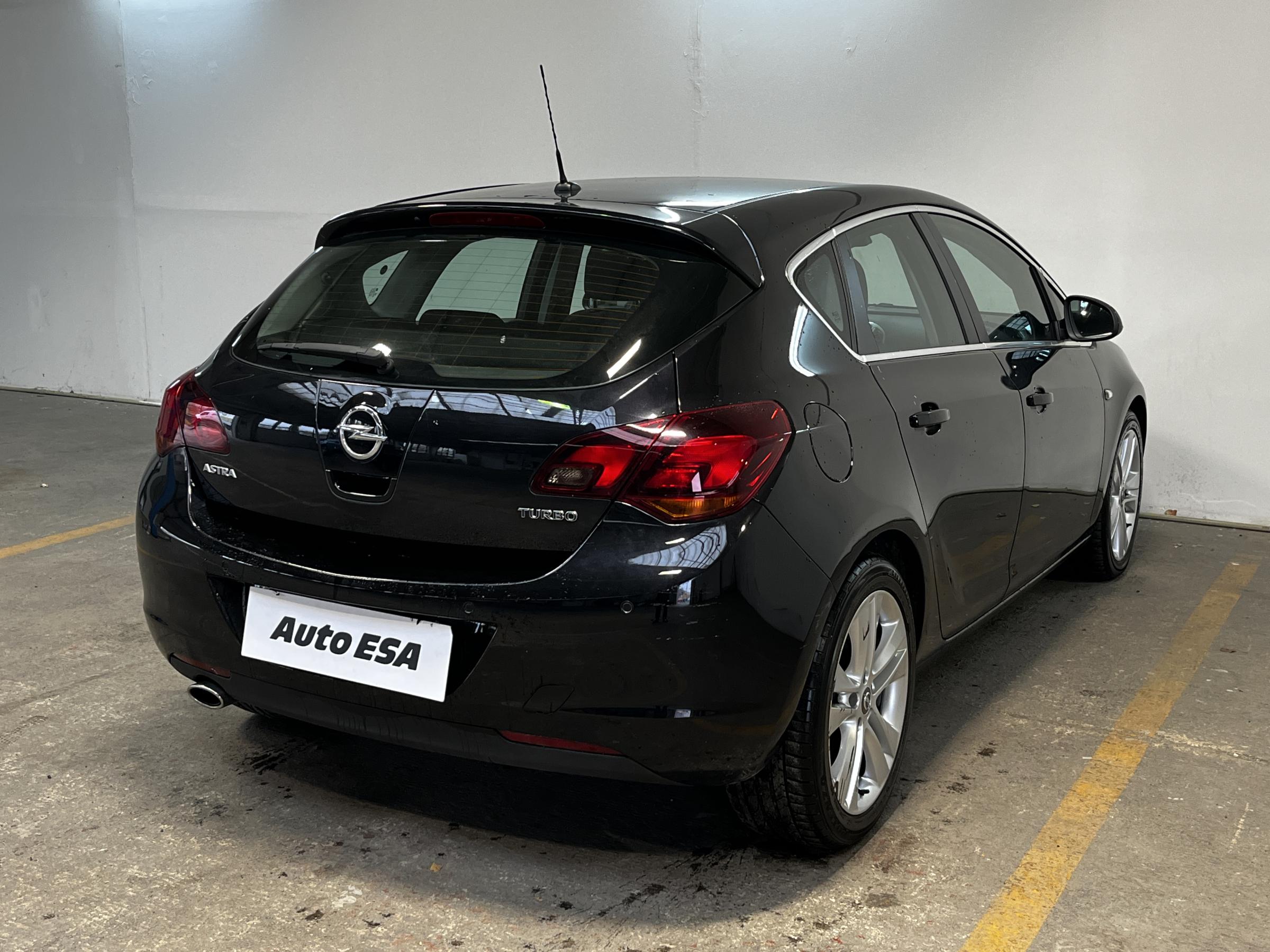 Opel Astra, 2011 - pohled č. 4