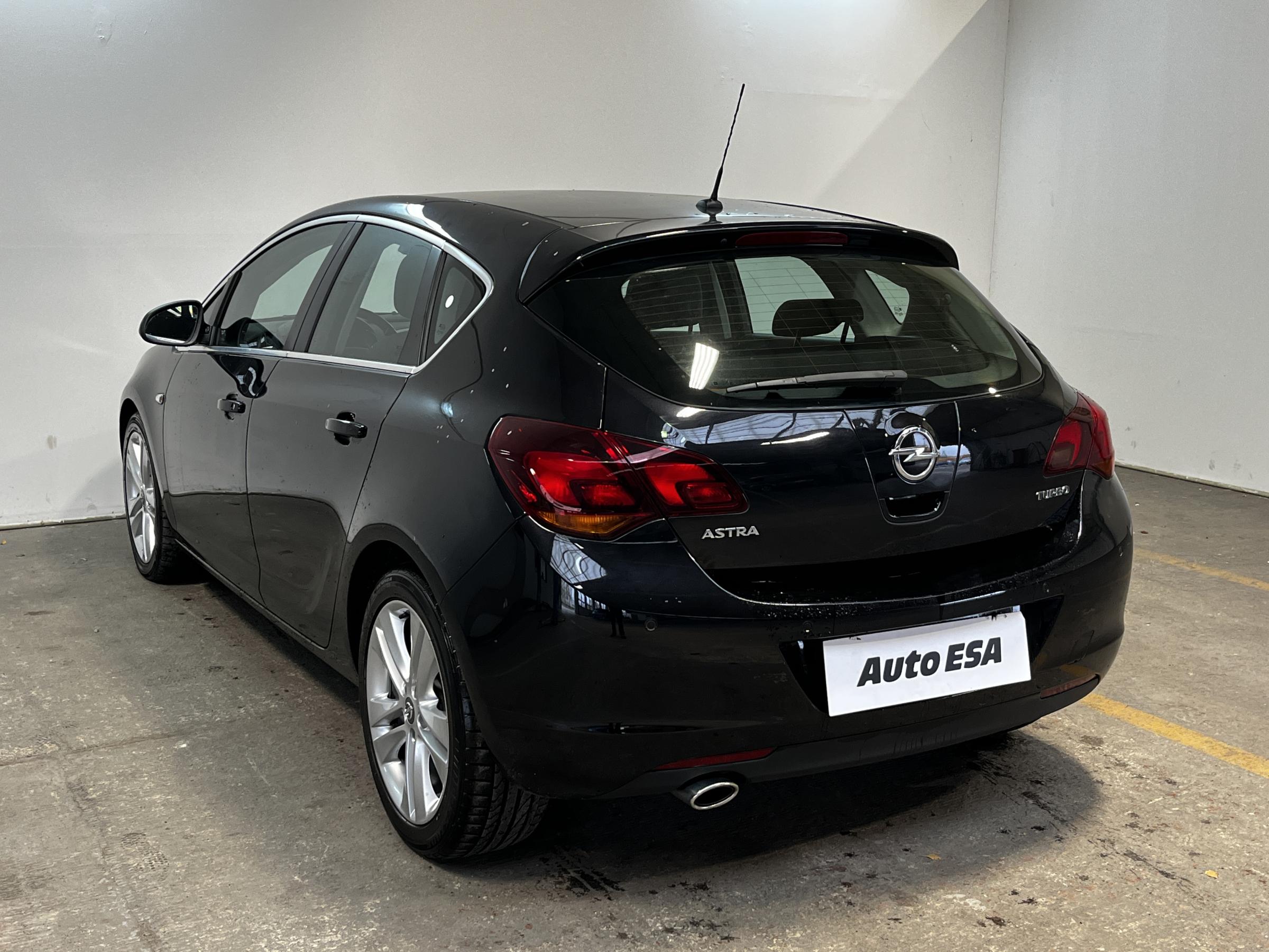 Opel Astra, 2011 - pohled č. 6