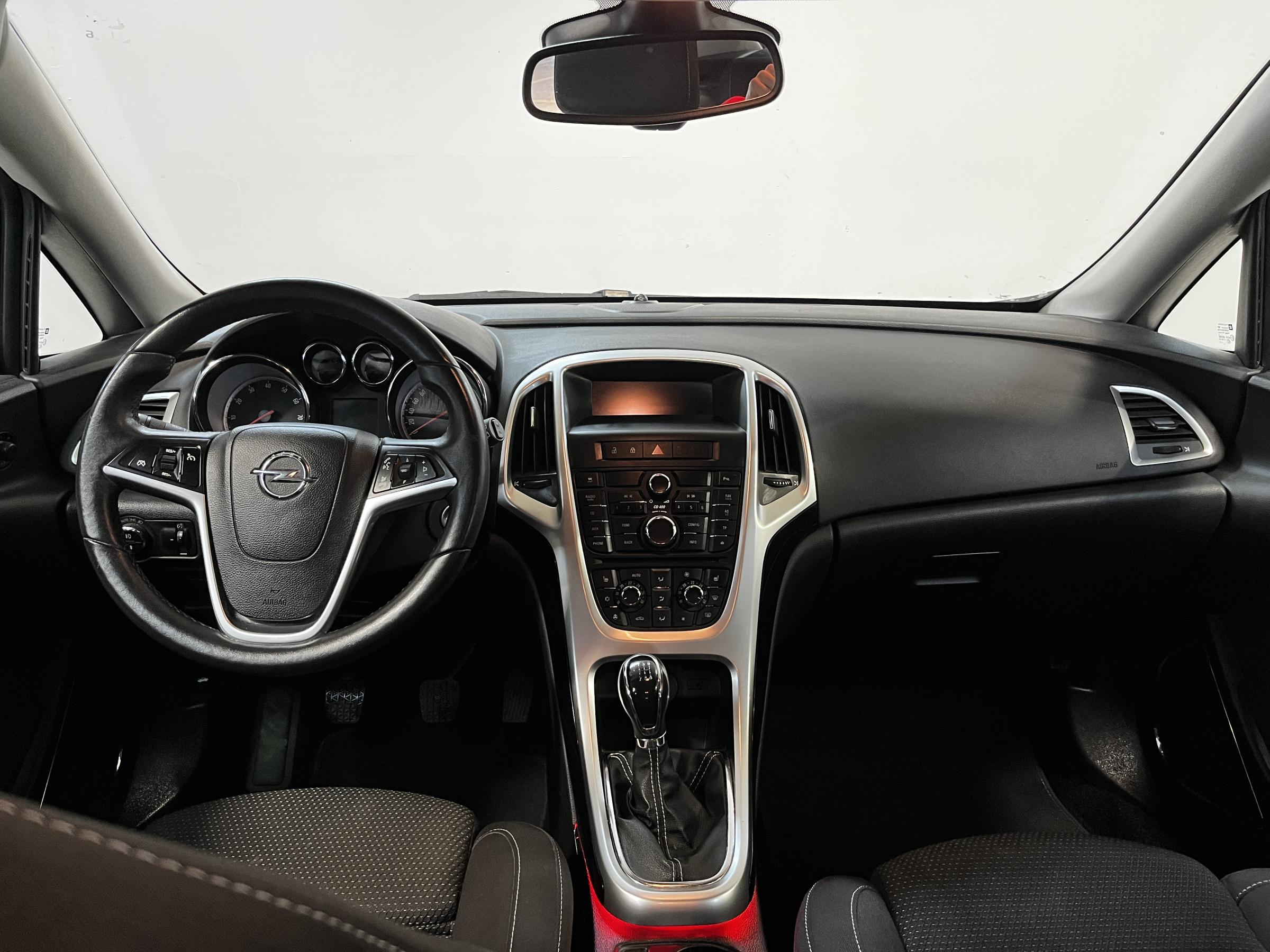 Opel Astra, 2011 - pohled č. 8