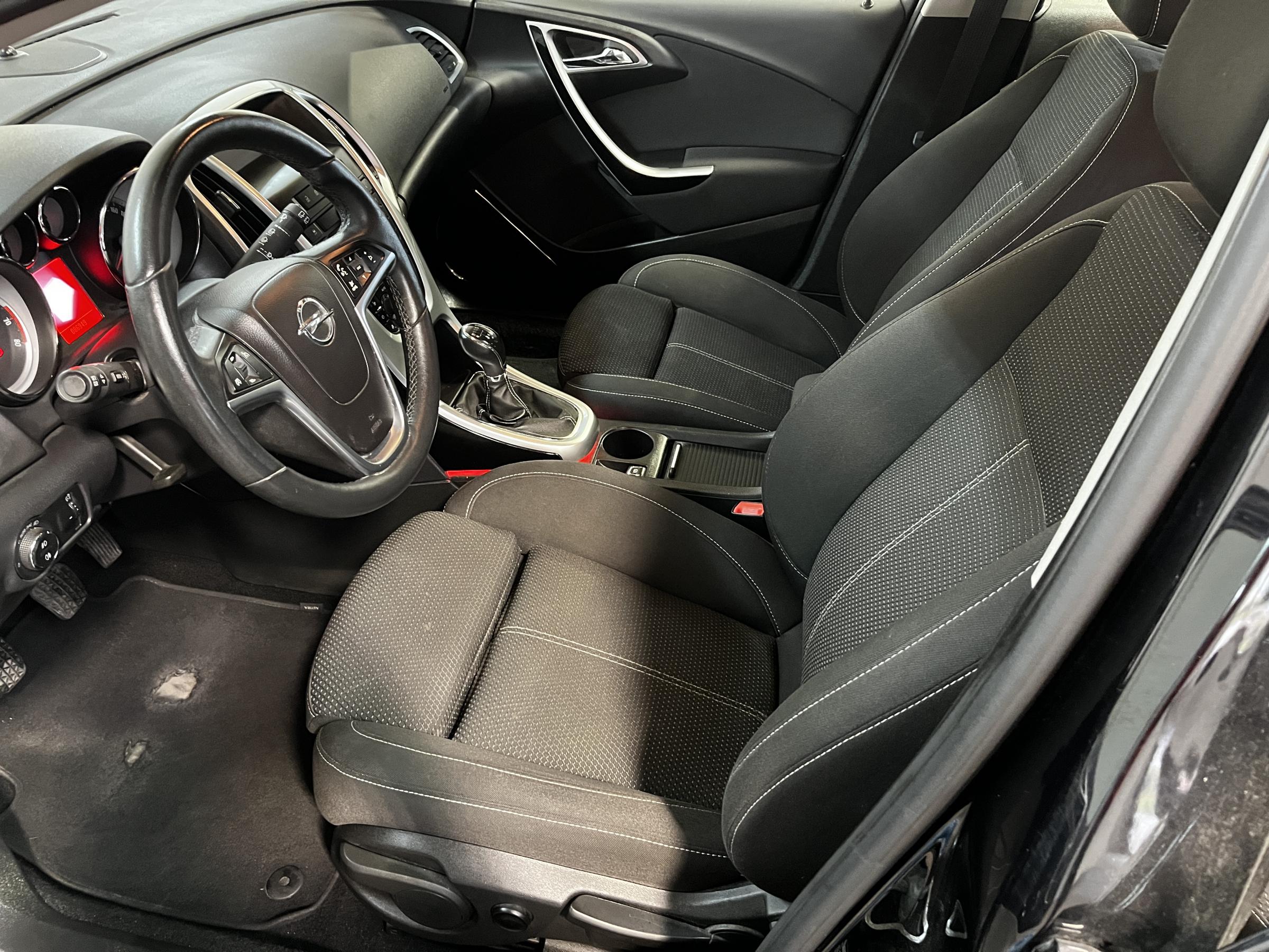 Opel Astra, 2011 - pohled č. 9