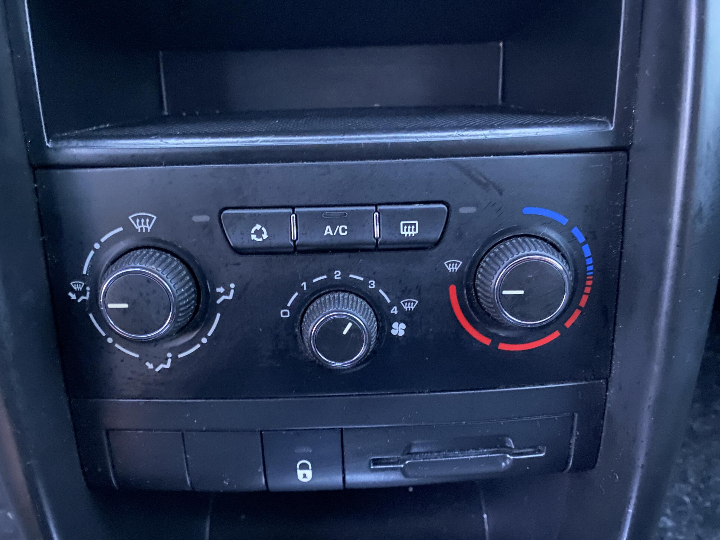 Peugeot 207, 2010 - pohled č. 16